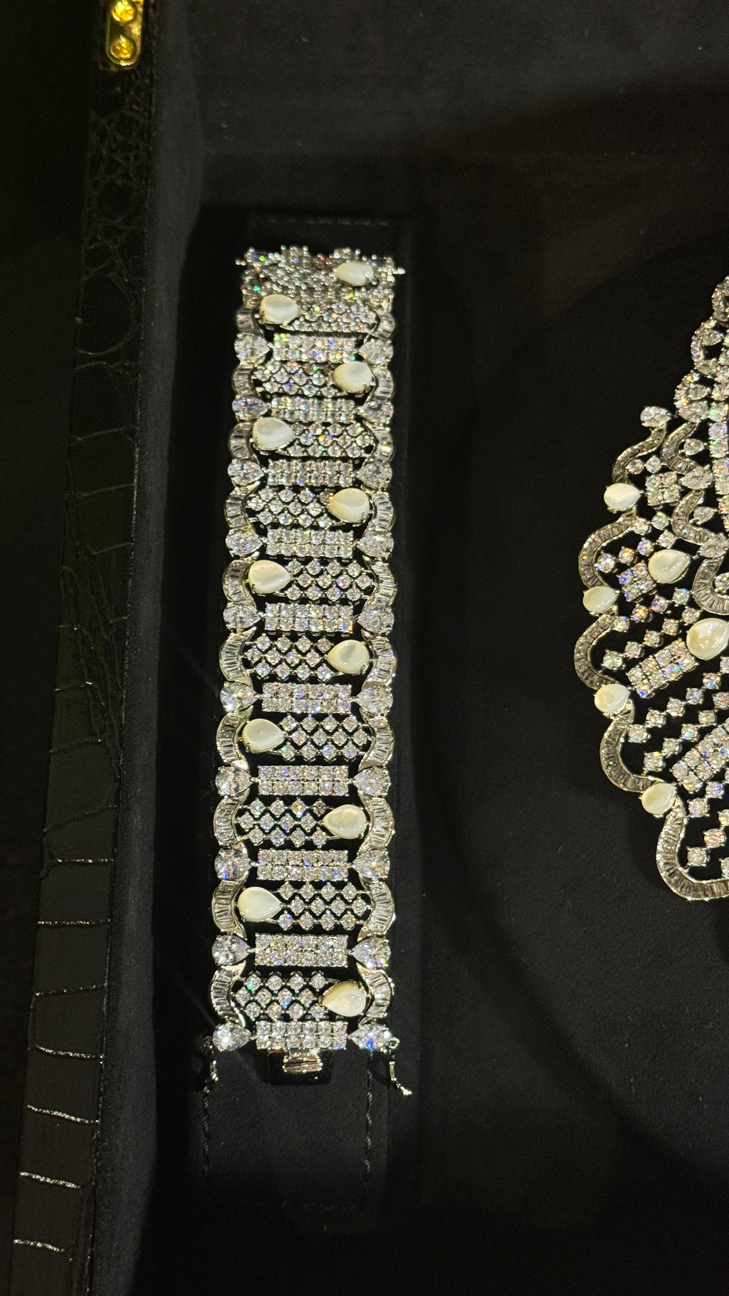 SHIAB ALASHKHAR | MO PEARL & WHITE