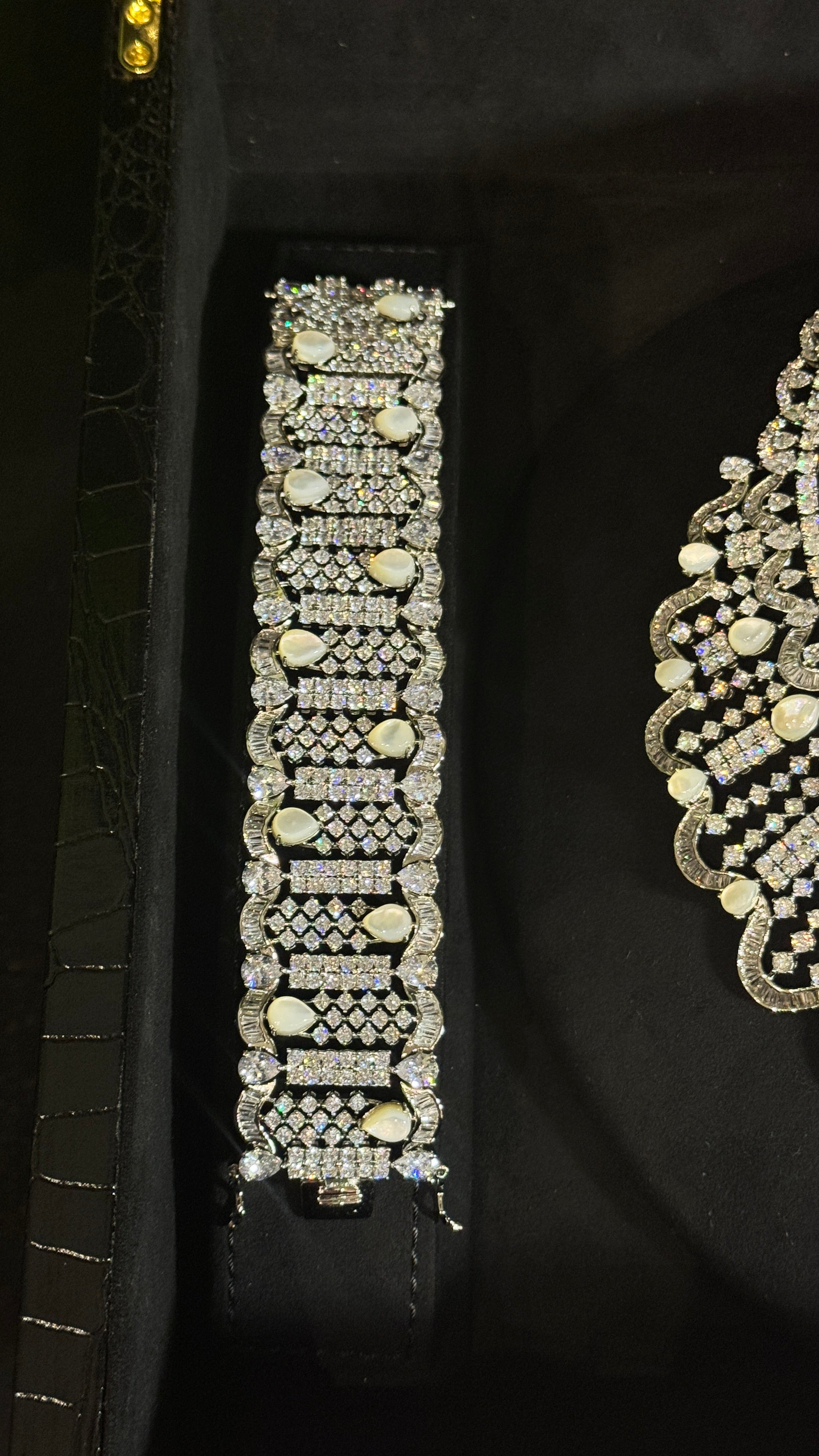 SHIAB ALASHKHAR | MO PEARL & WHITE