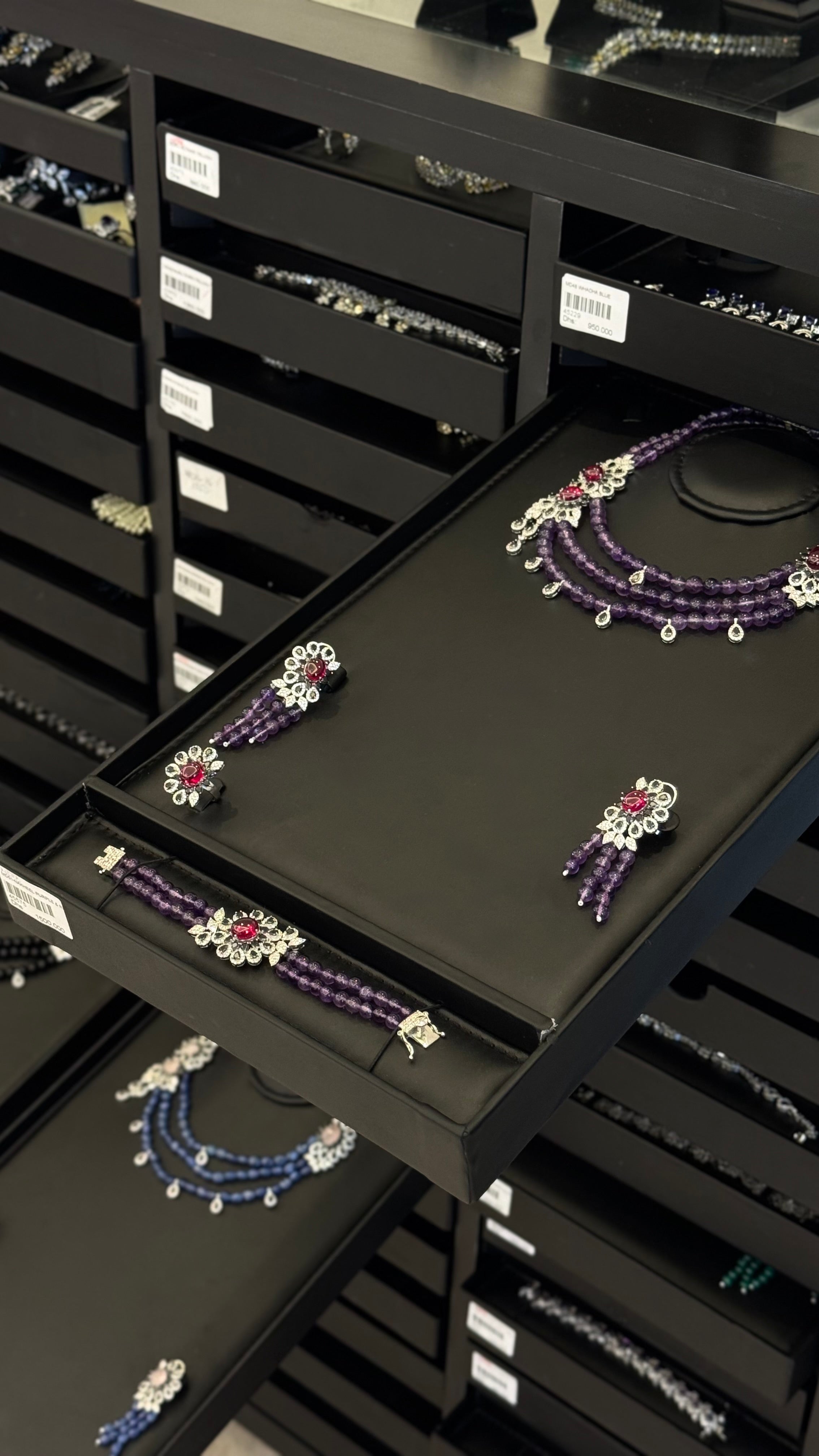 NAKHEEL | PURPLE & RED & BLACK