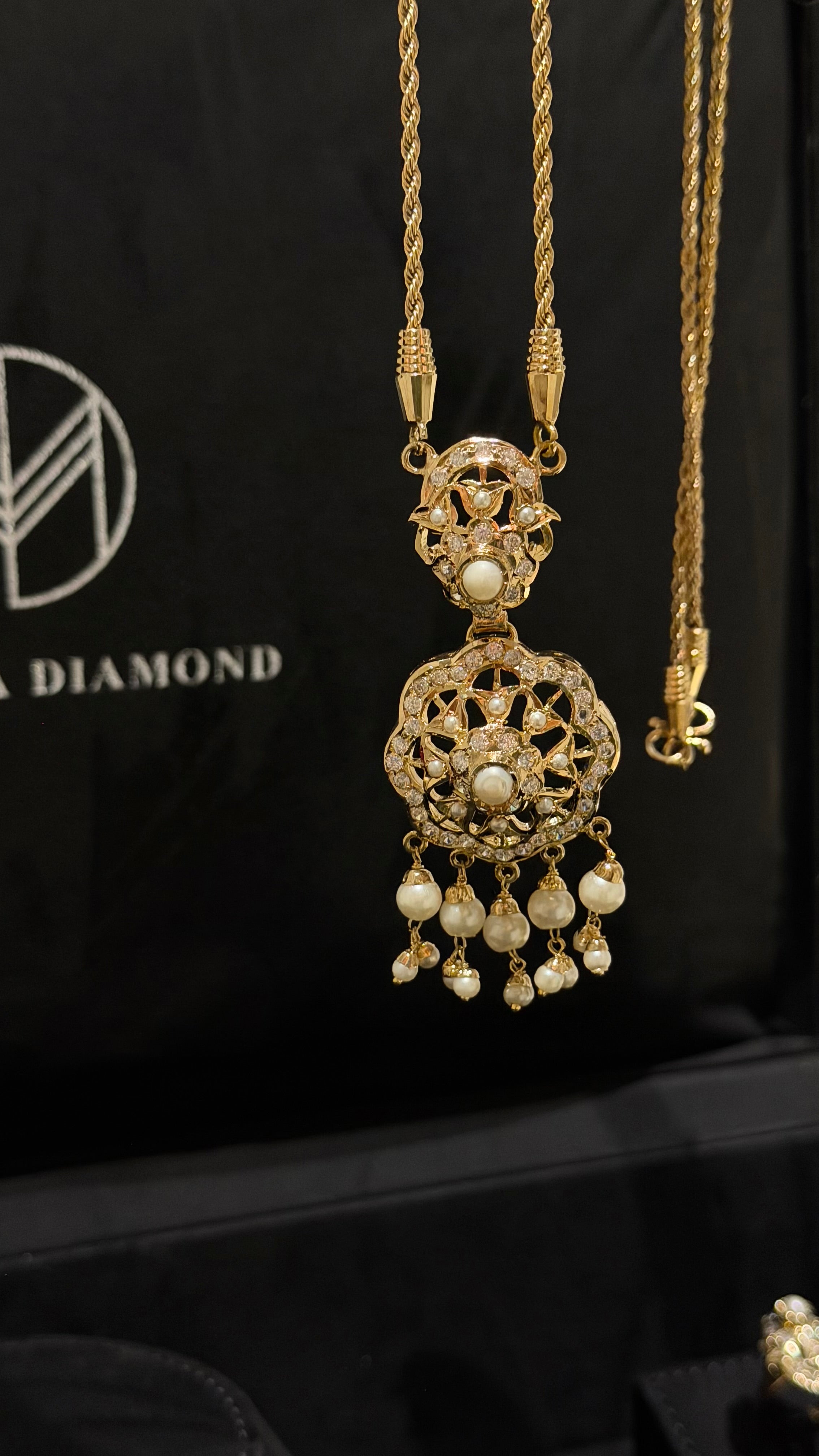 NO.052 | WHITE & PEARLS