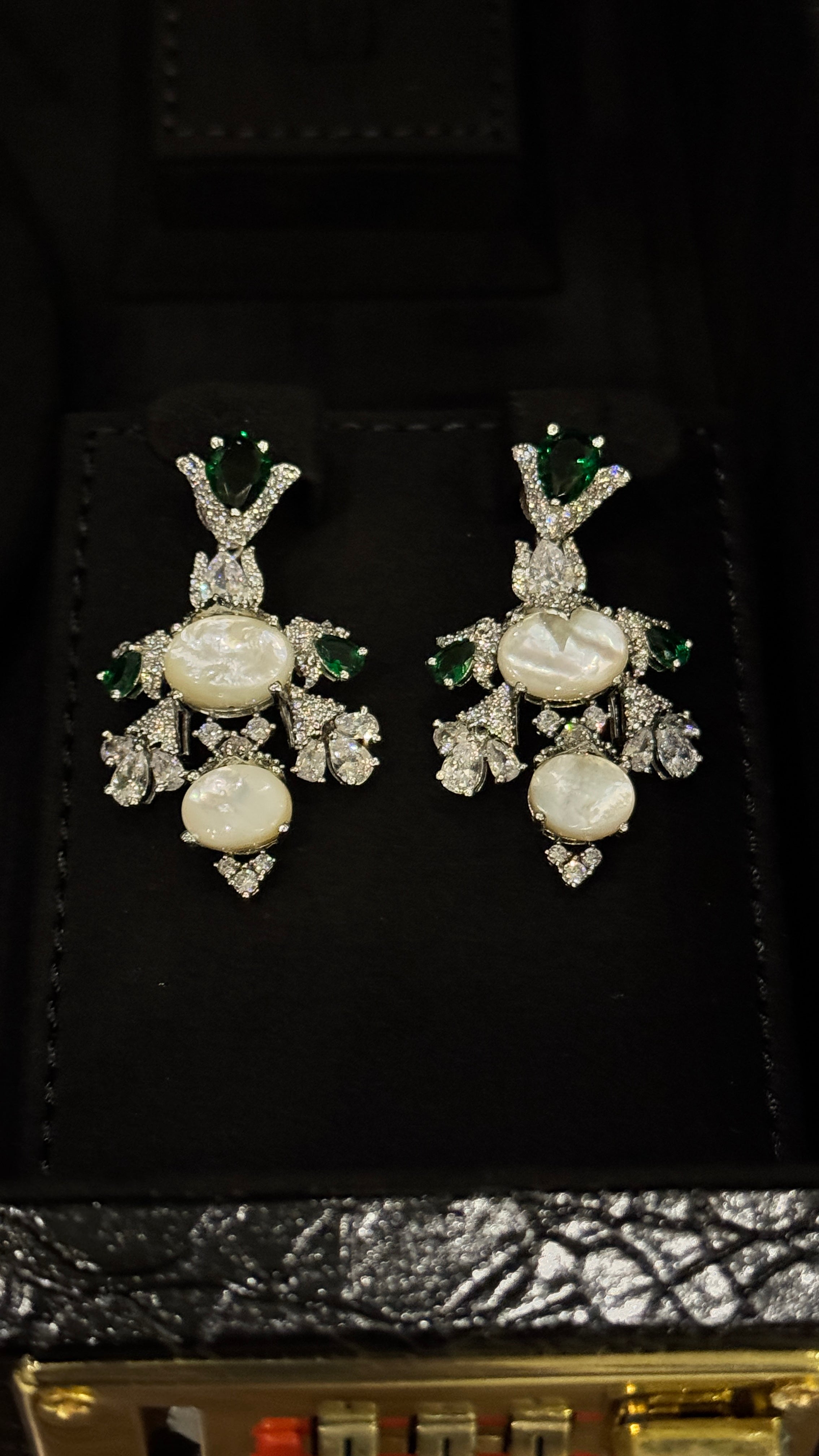 NEW J | MO PEARL & WHITE