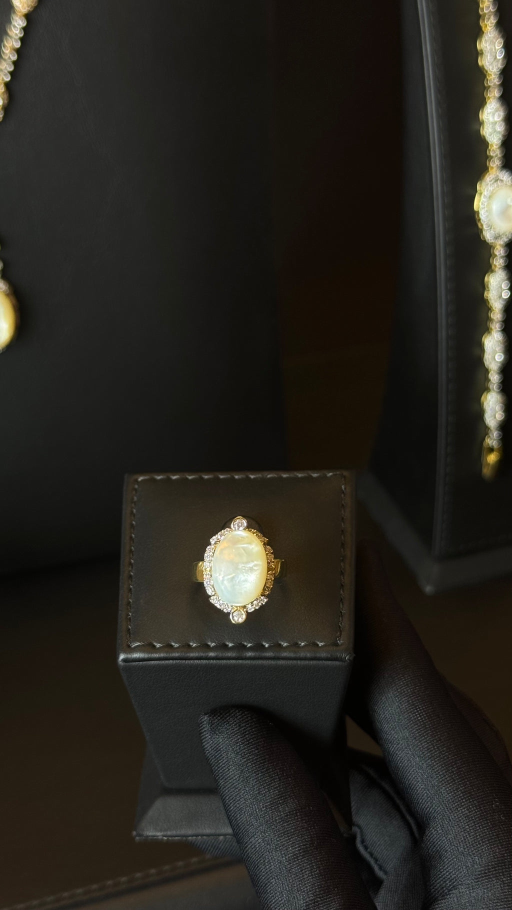 GHAZEL | MO PEARL & WHITE