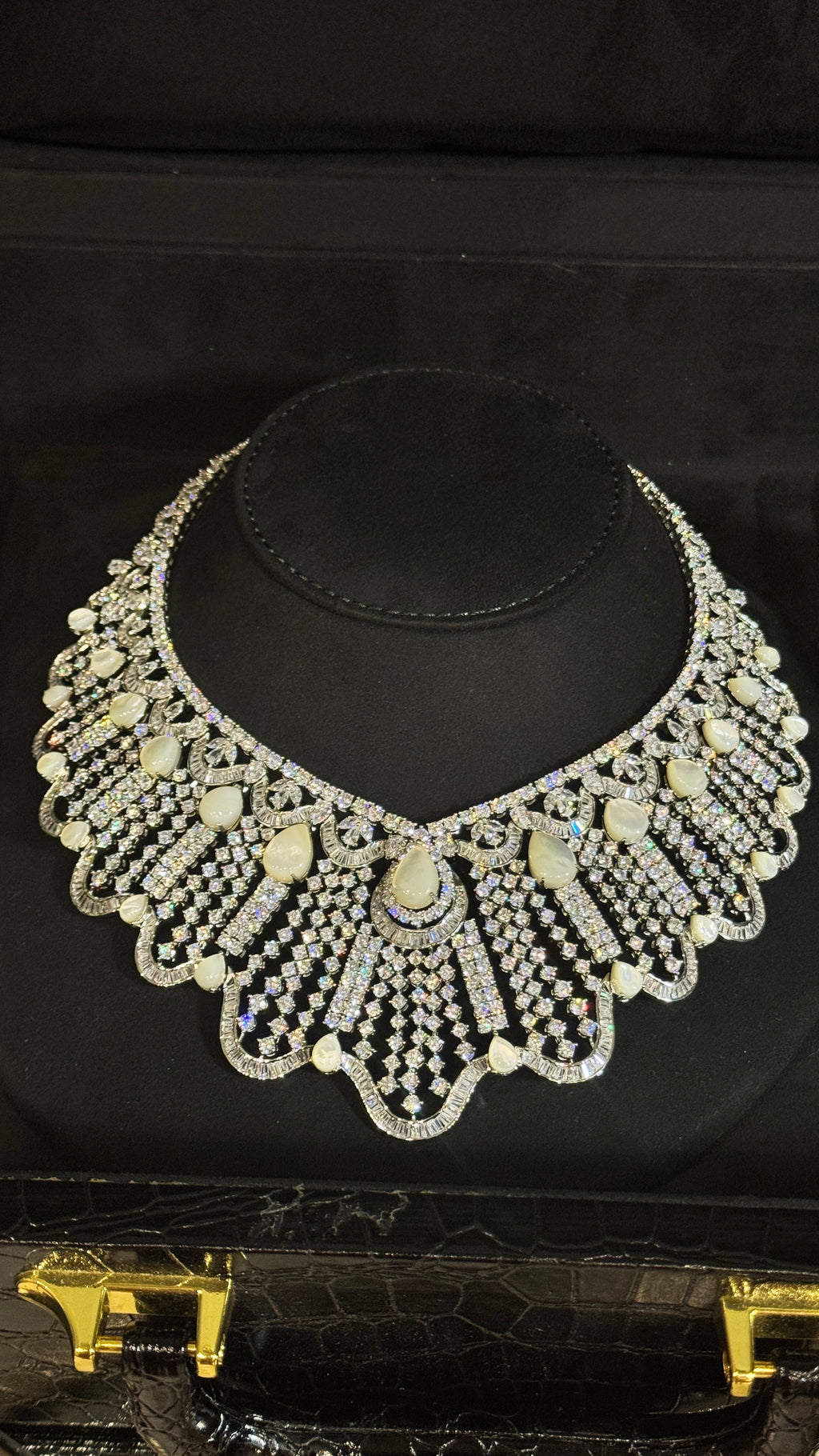 SHIAB ALASHKHAR | MO PEARL & WHITE