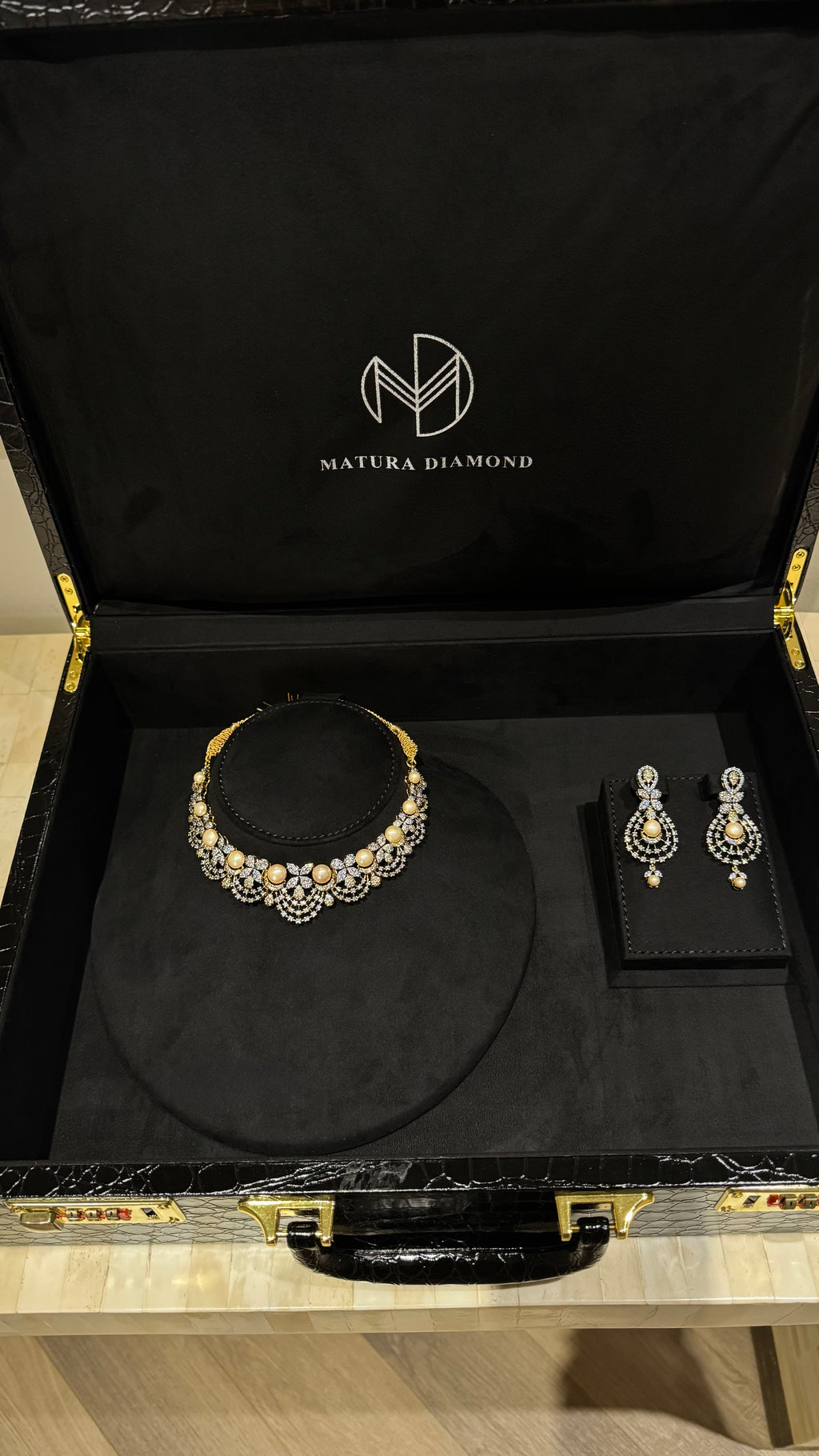 040 | SILVER & PEARLS