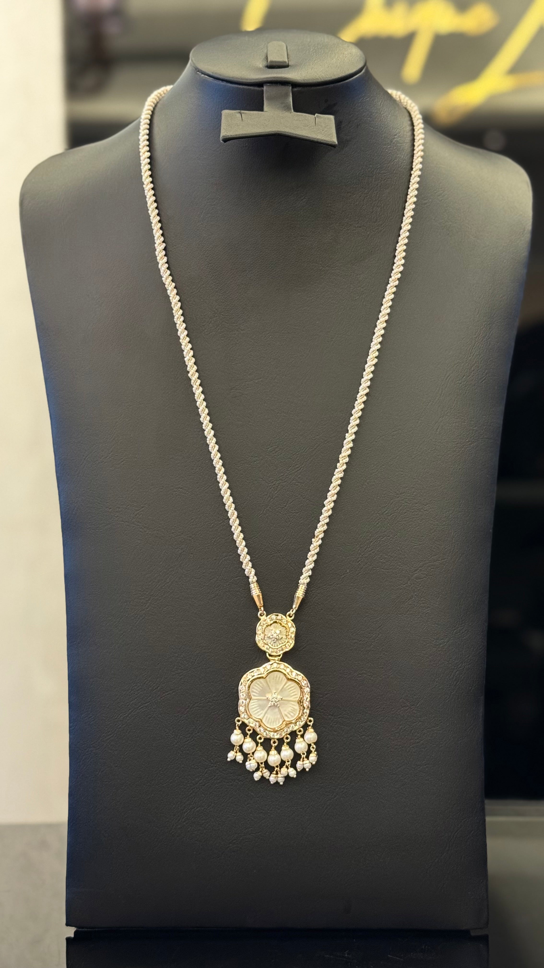 NO.032 | WHITE & FLOWERS