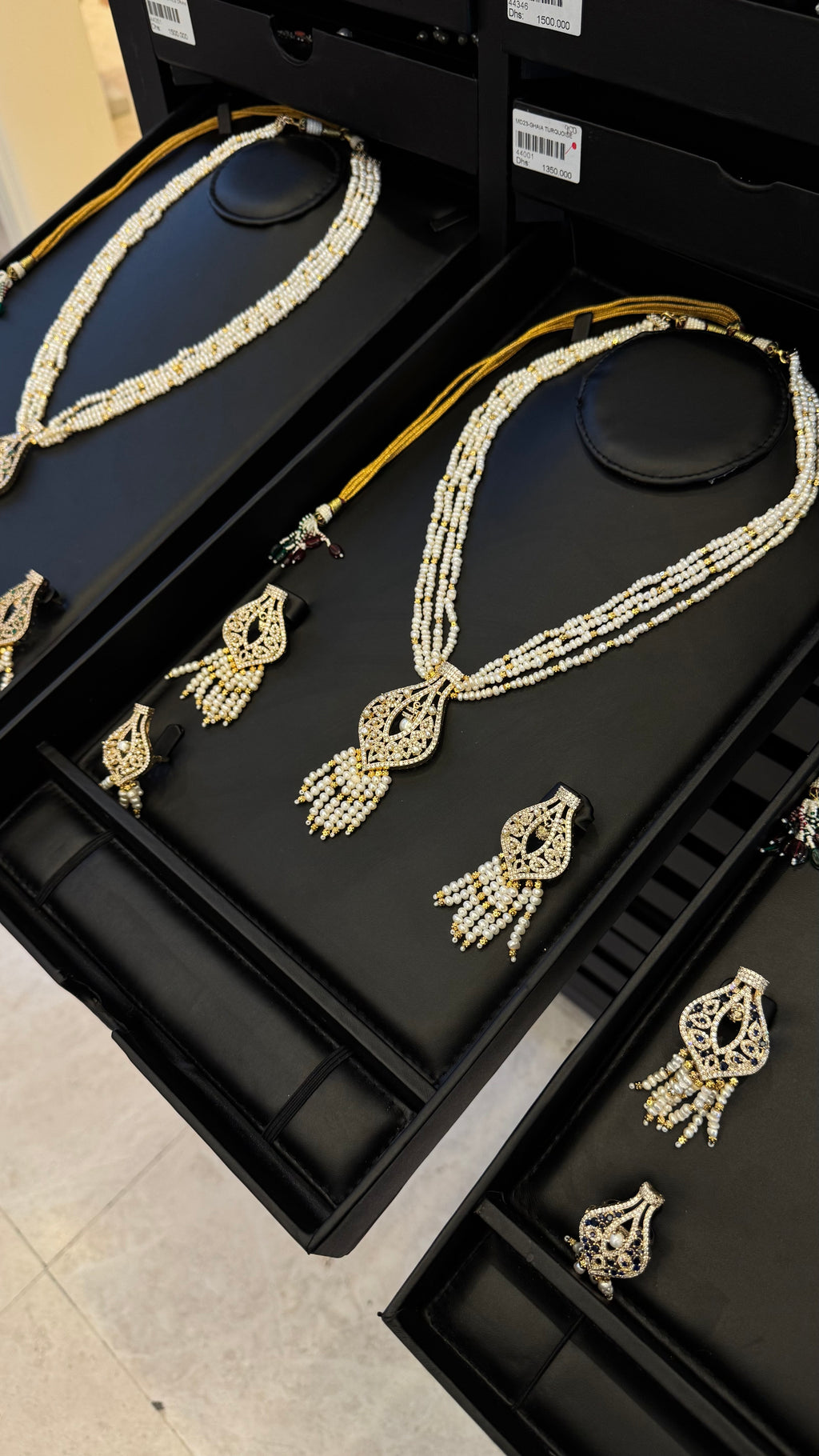 MZON | PEARLS & WHITE