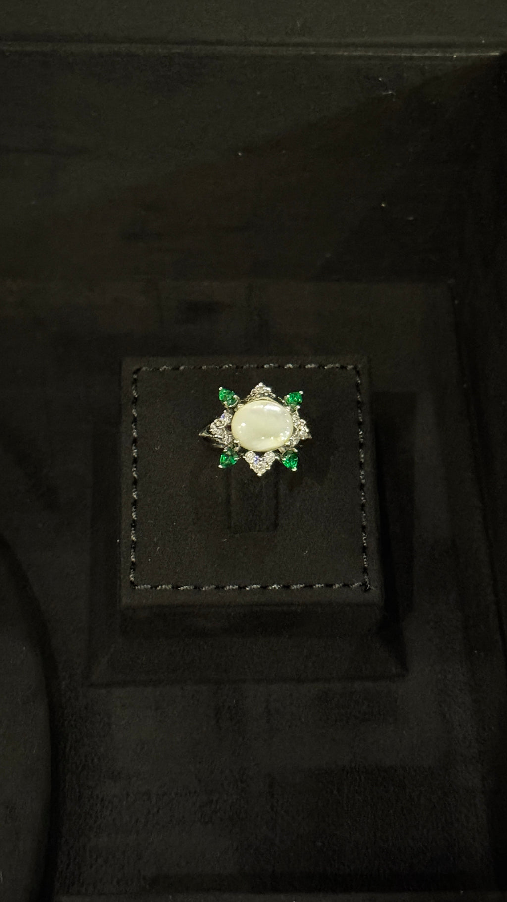 NEW J | MO PEARL & WHITE