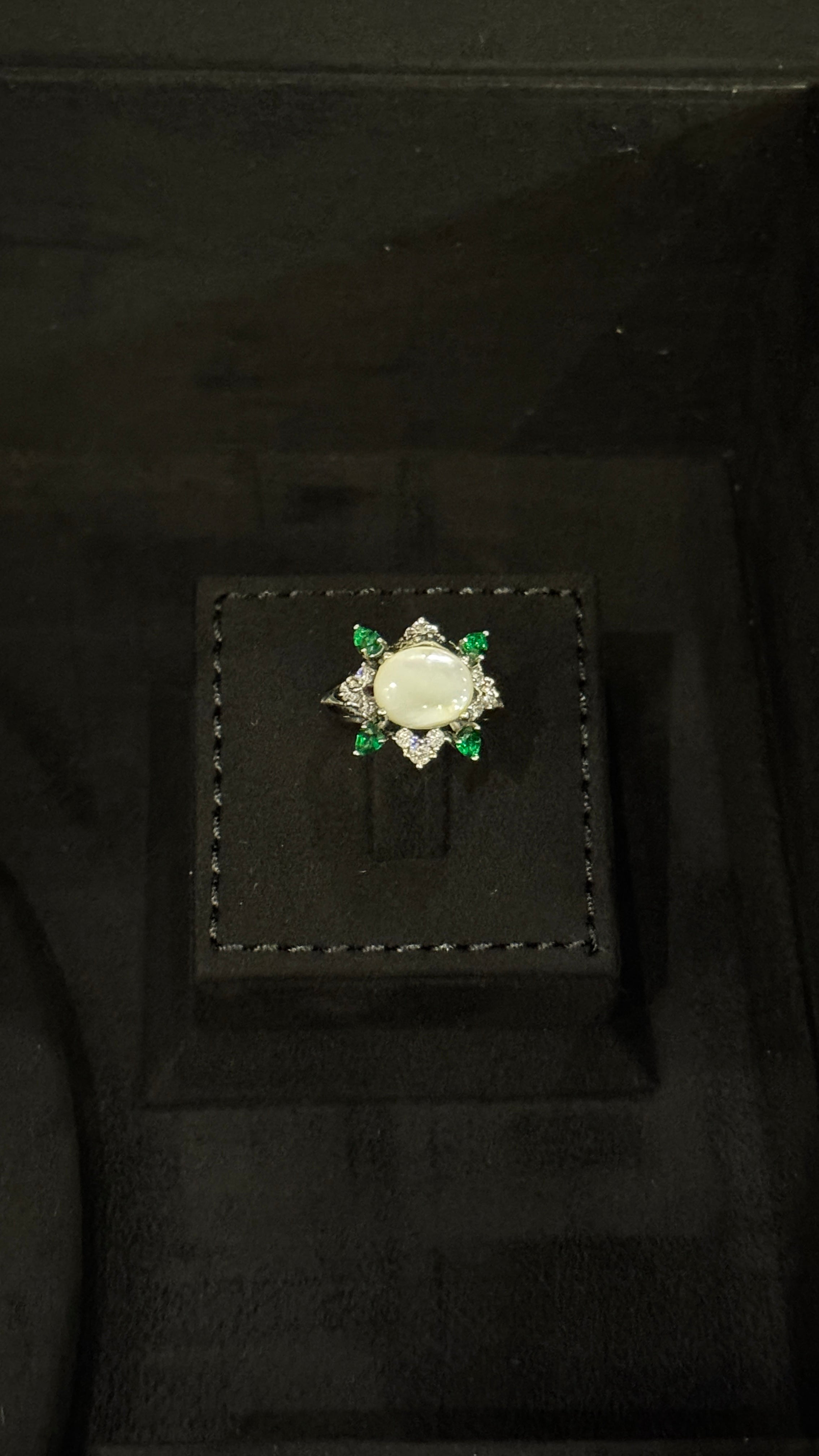 NEW J | MO PEARL & WHITE