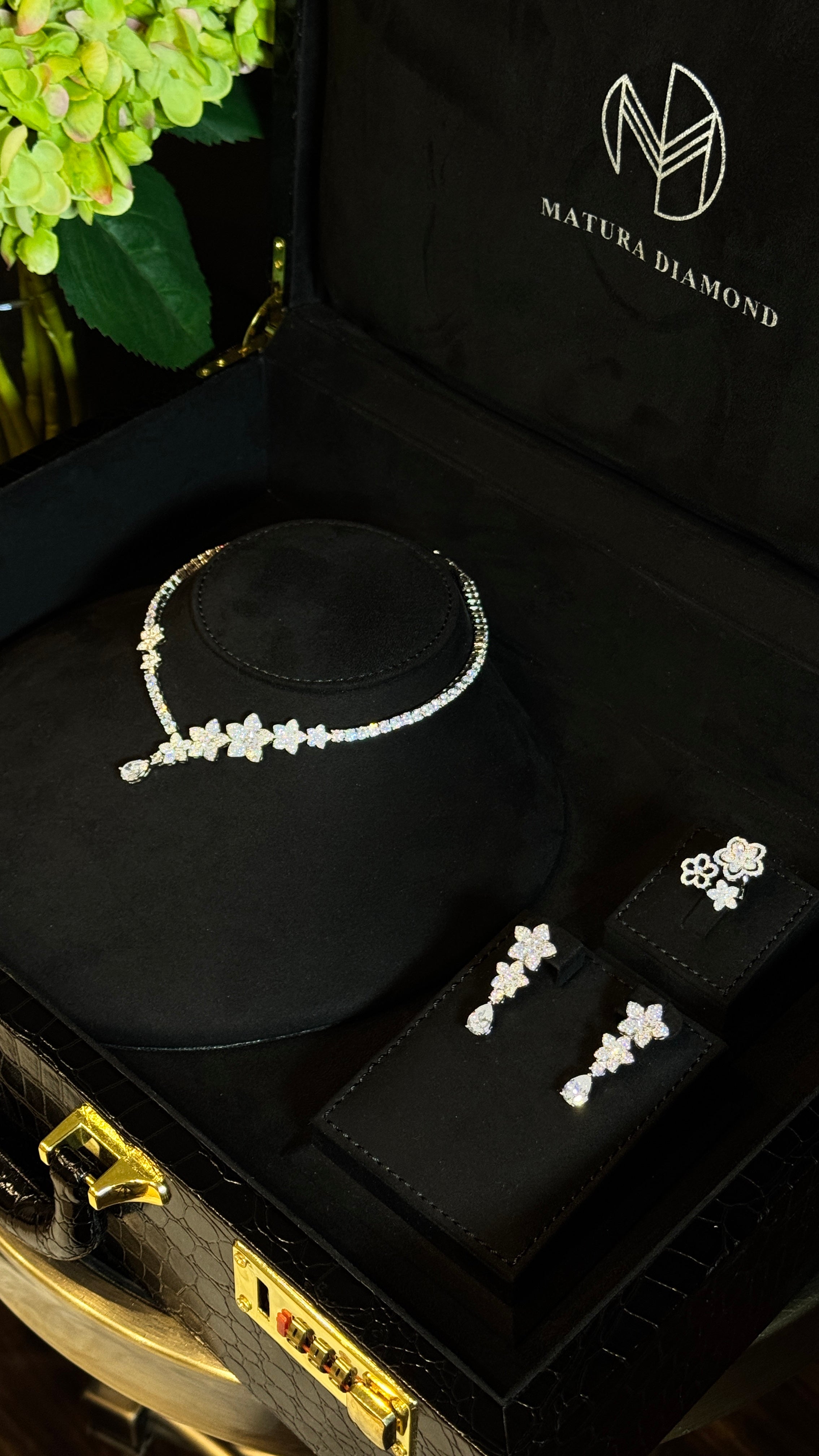 FL12 | WHITE & FLOWERS