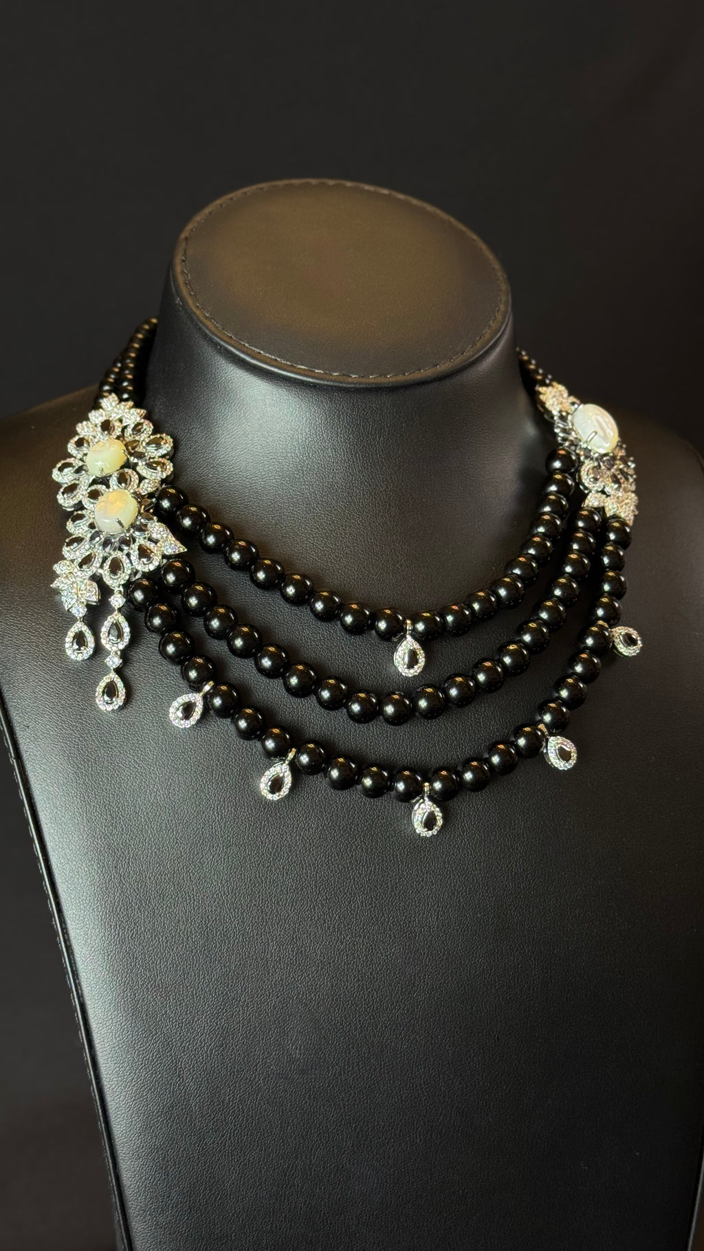 NAKHEEL | BLACK & WHITE