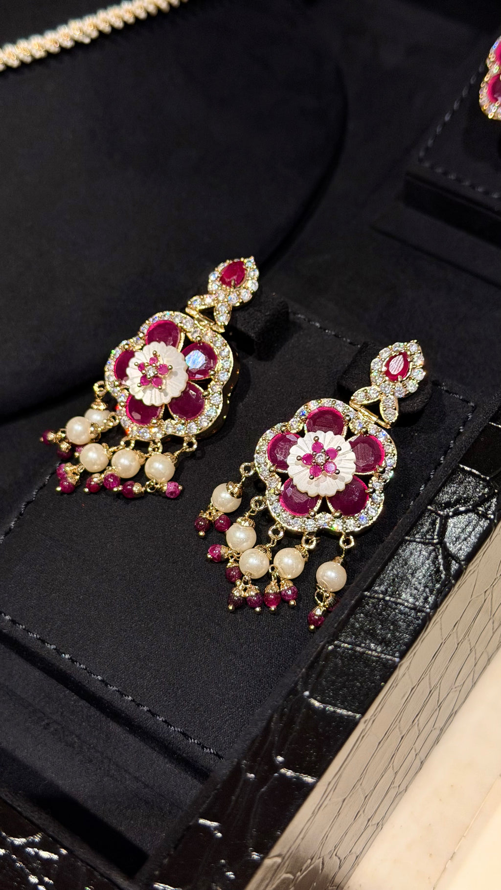 NO.050 | PEARLS & RED