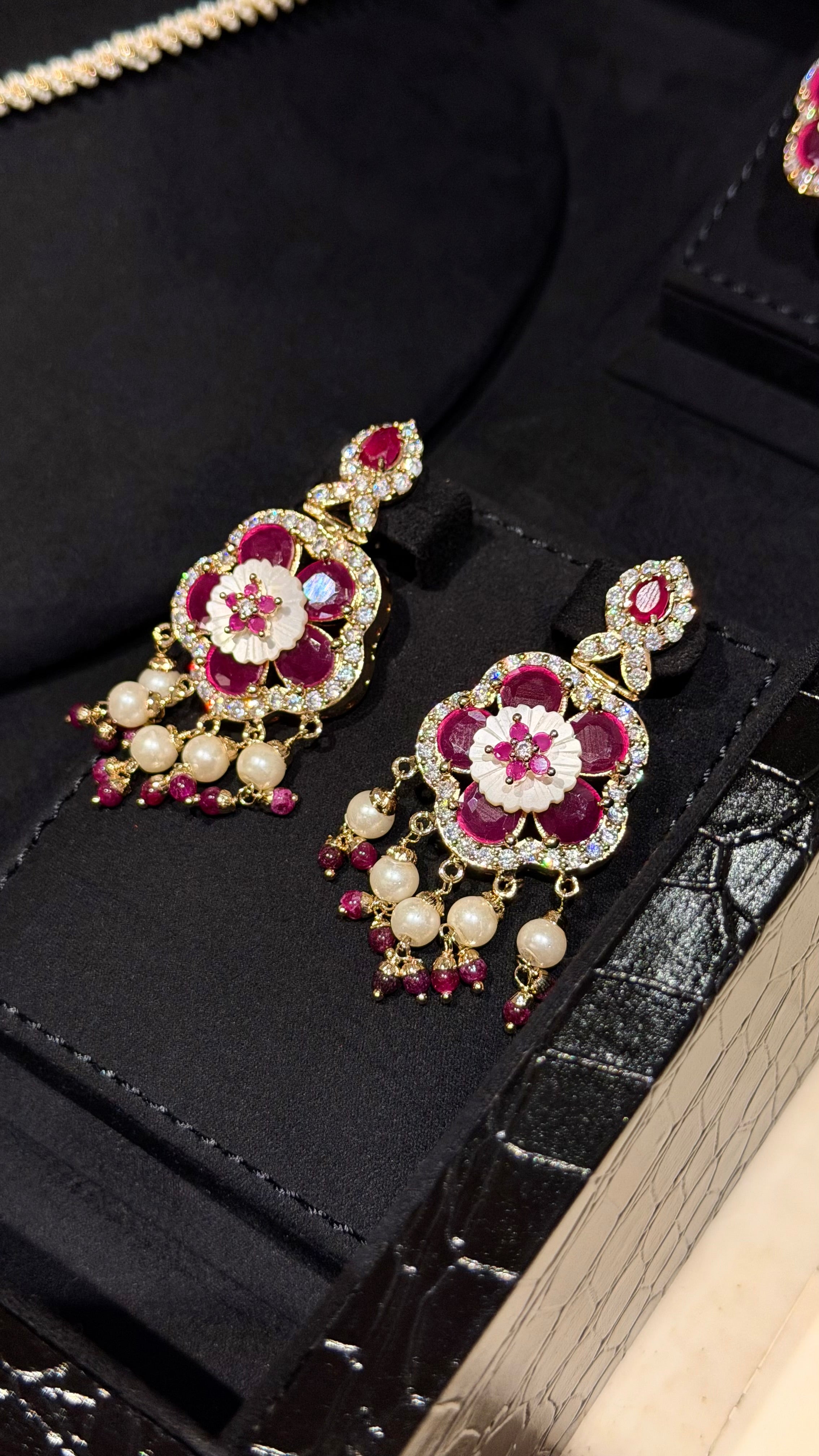 NO.050 | PEARLS & RED