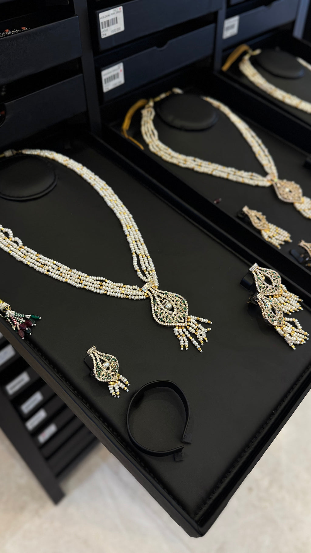 MZON | PEARLS & GREEN