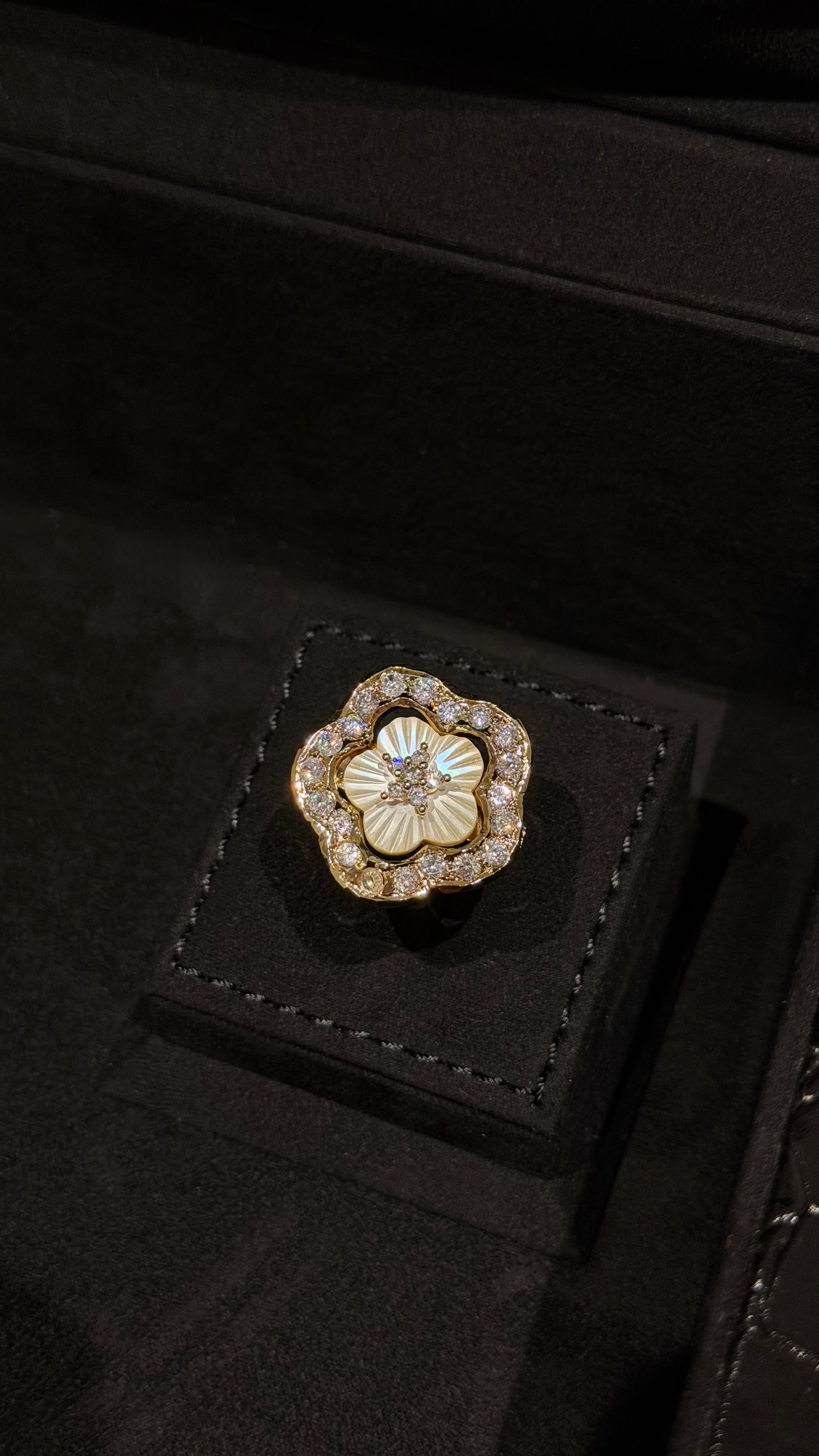NO.047 | WHITE