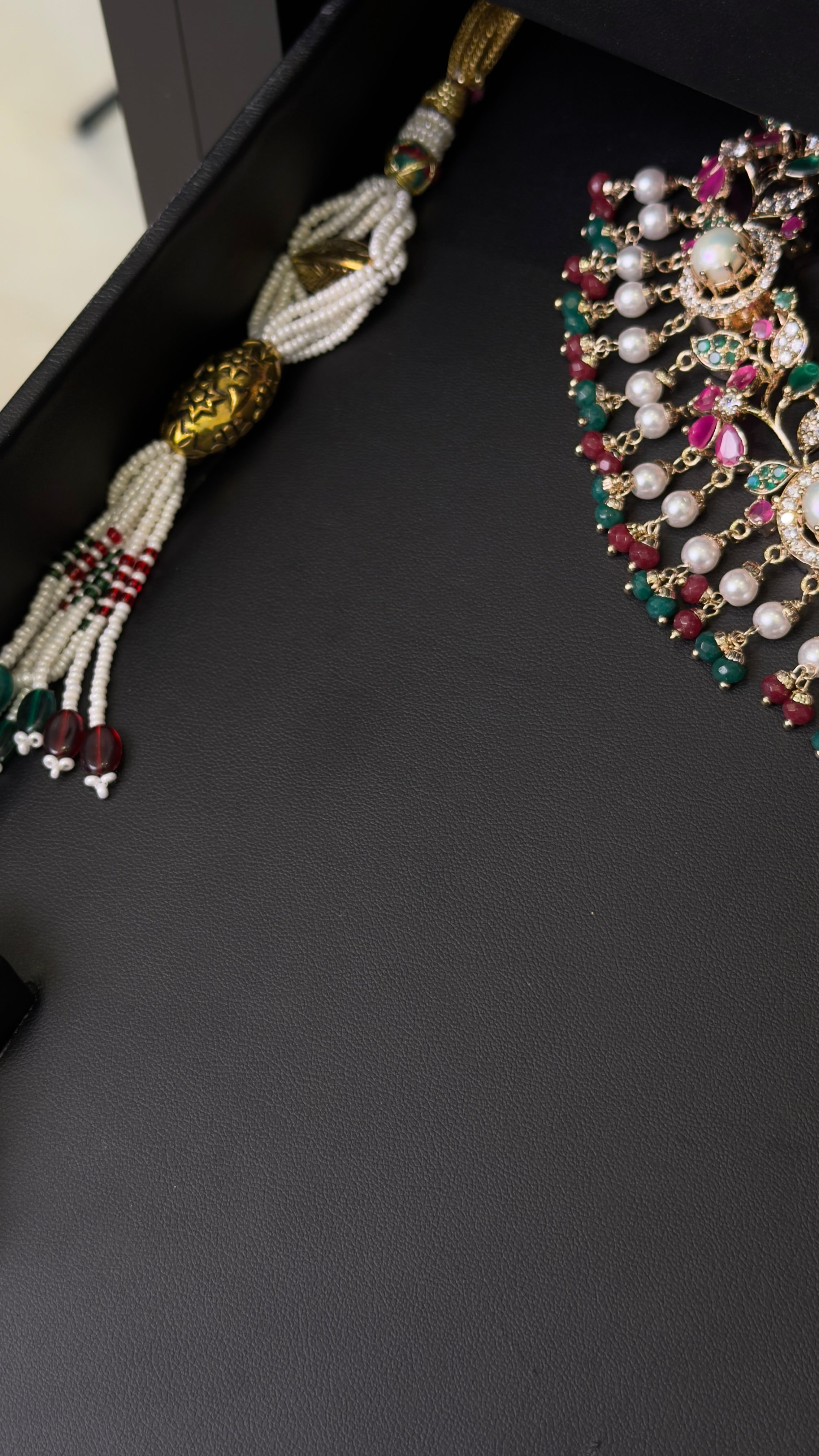 NO.042 | CHOKER & RED