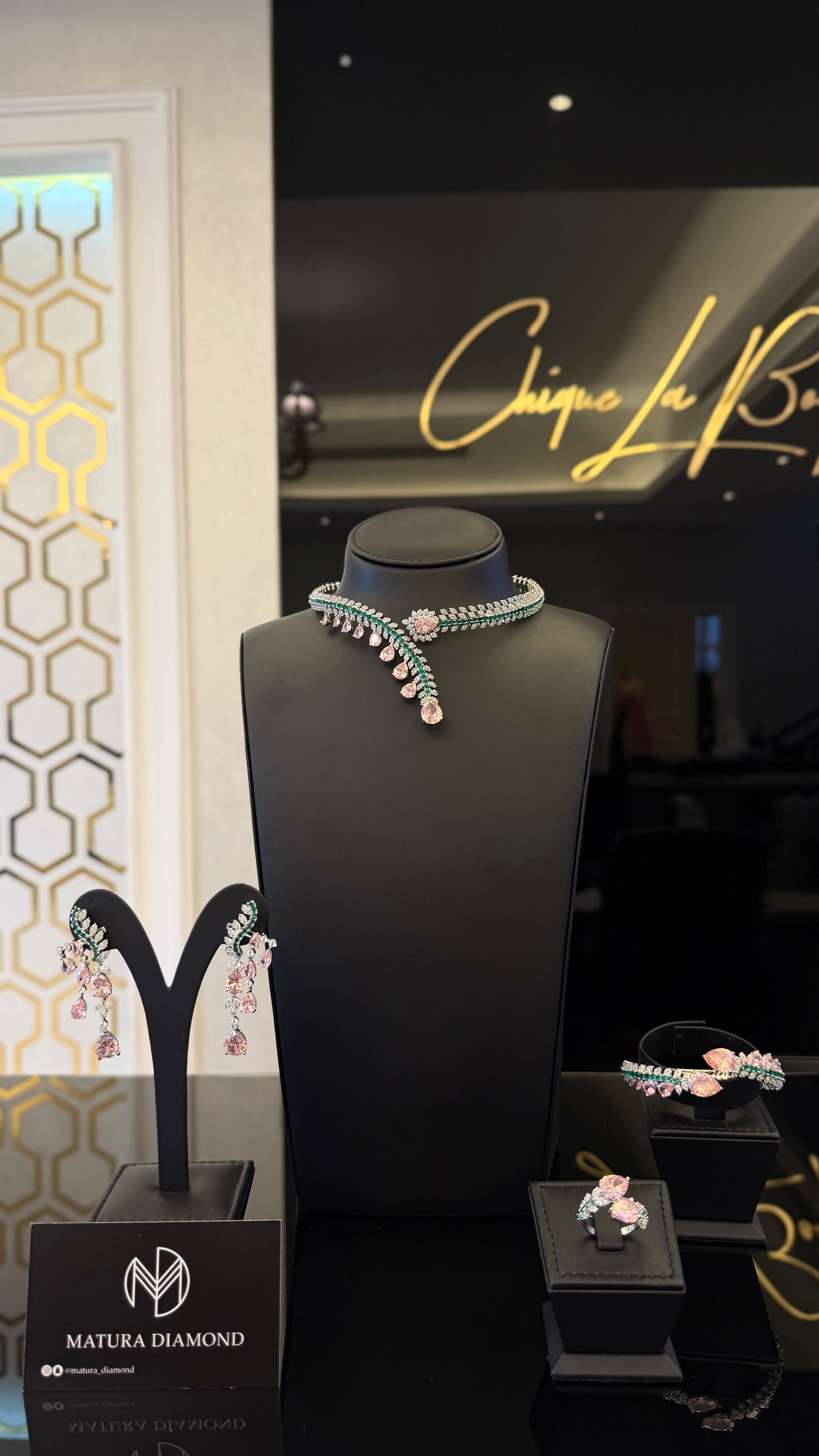 CHOKER ALRUMAILA | PINK & GREEN