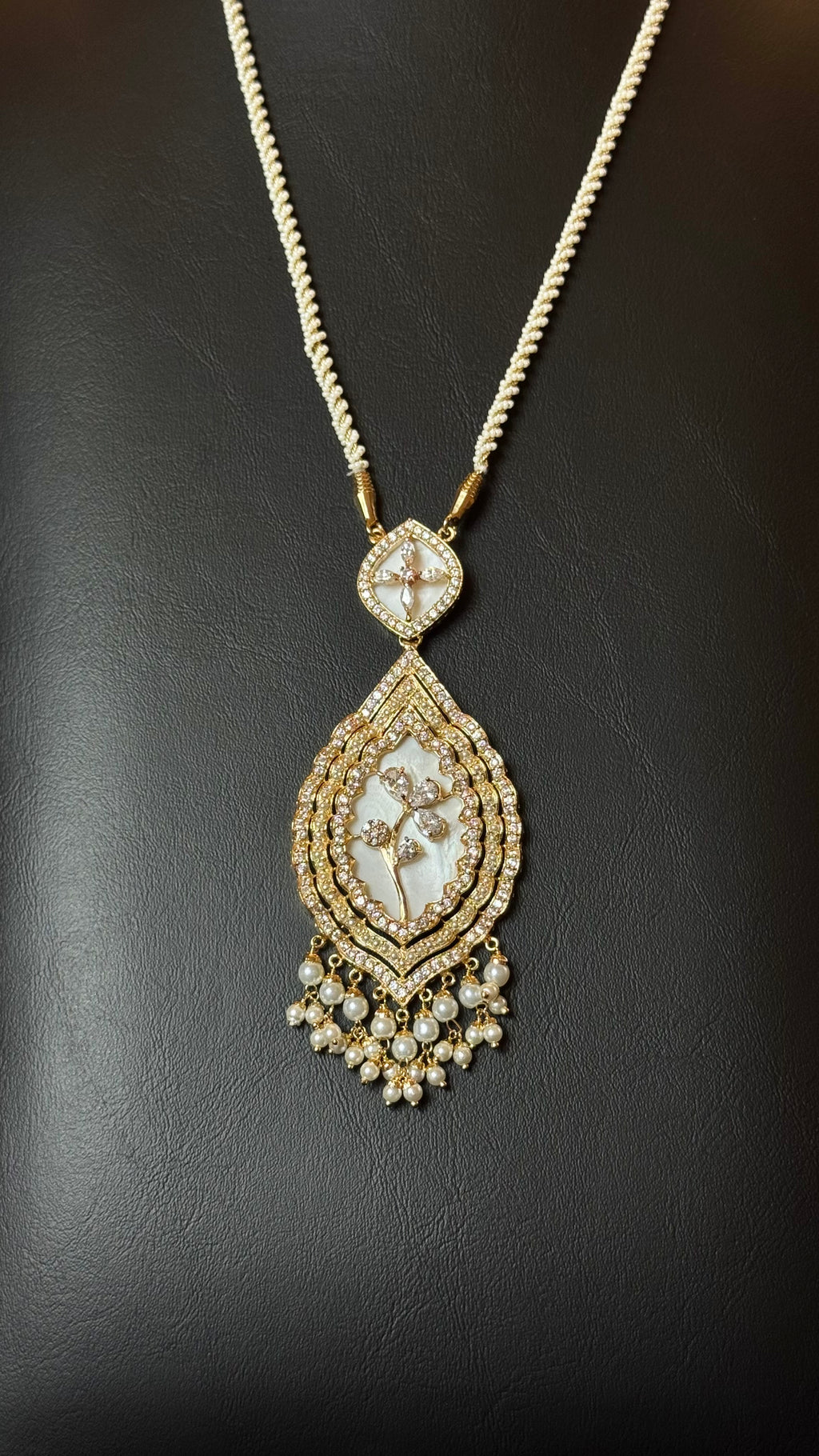 NO.017 | WHITE & GOLDEN