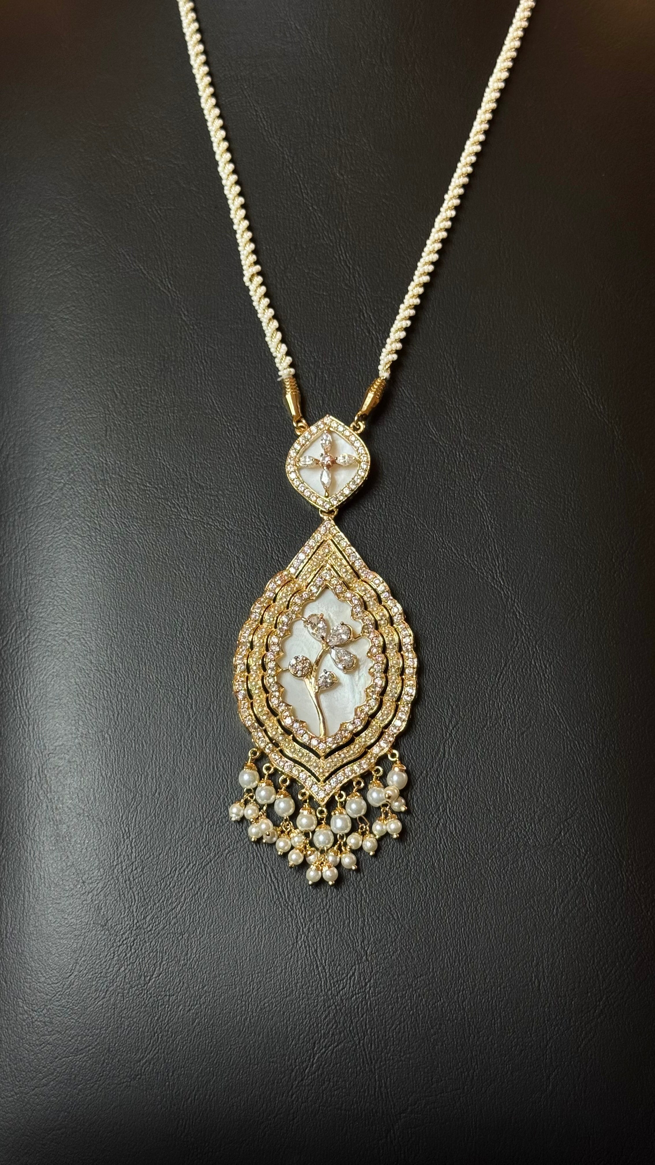 NO.017 | WHITE & GOLDEN