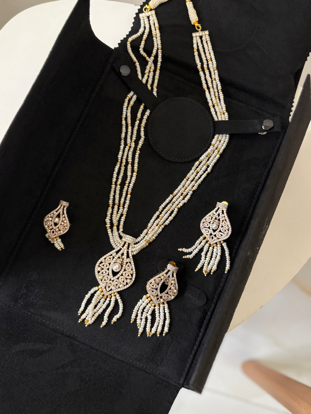 MZON | PEARLS & WHITE