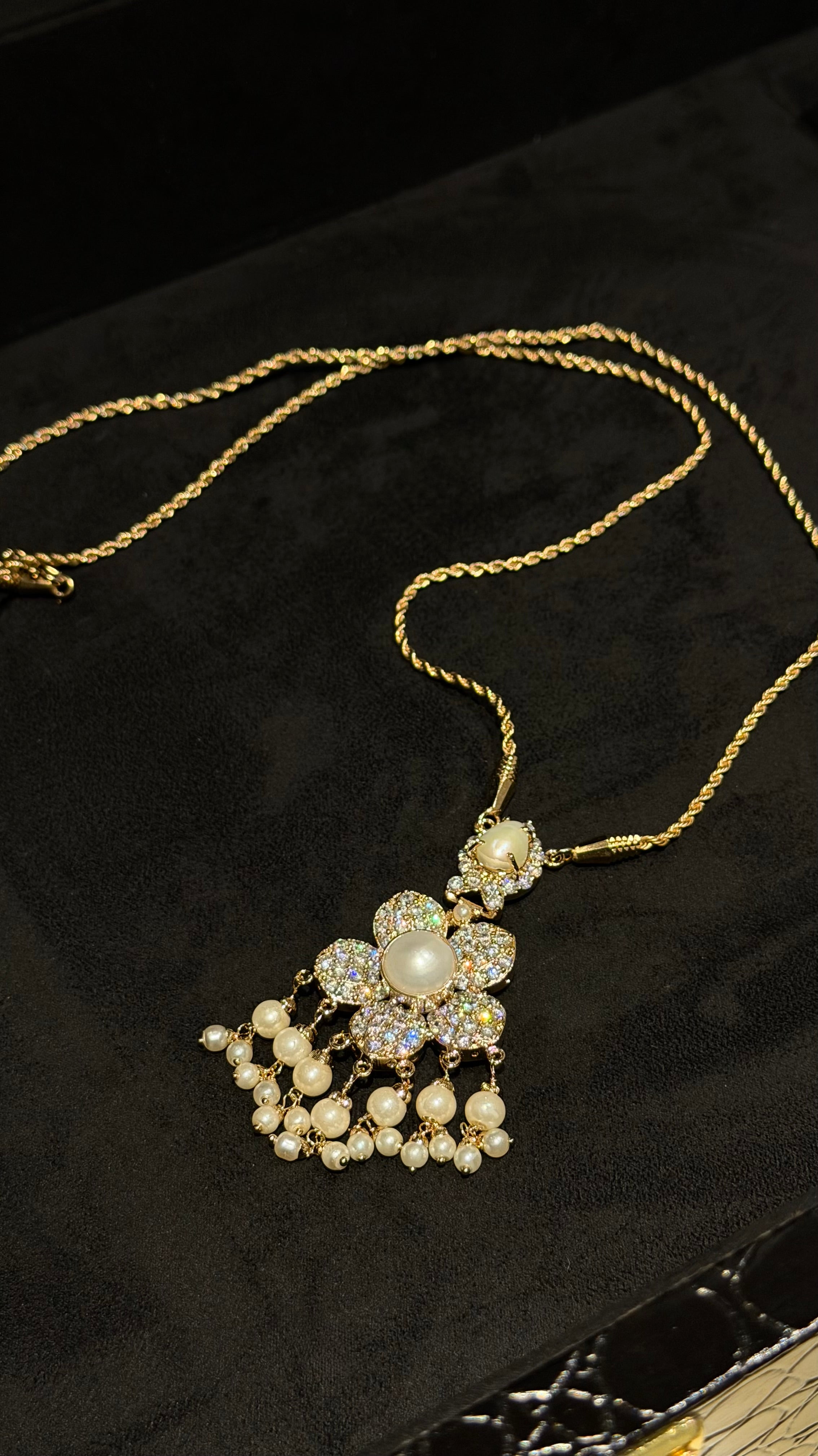 NO.045 | WHITE & FLOWERS