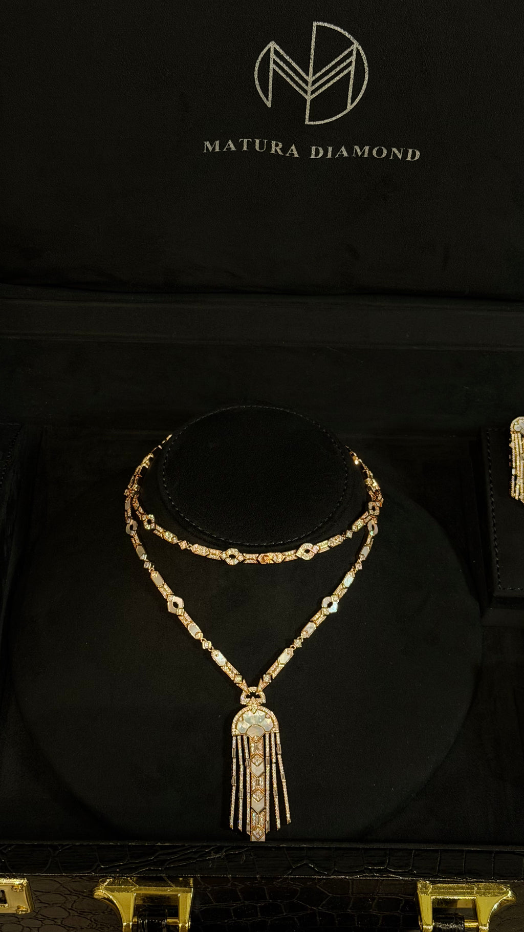 ALMUWAIJI | WHITE & R.GOLDEN