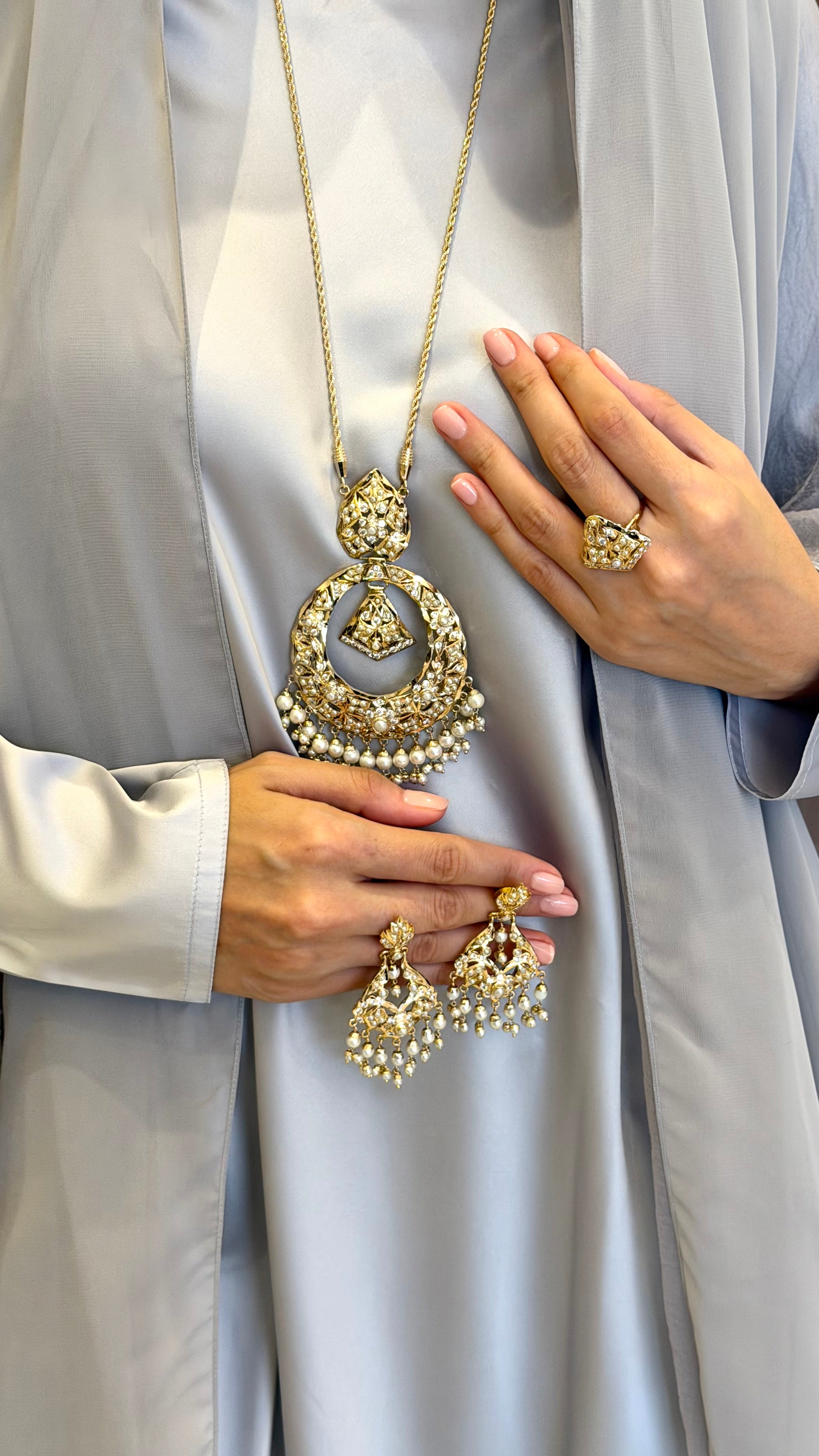 NO.073 | WHITE & PEARLS