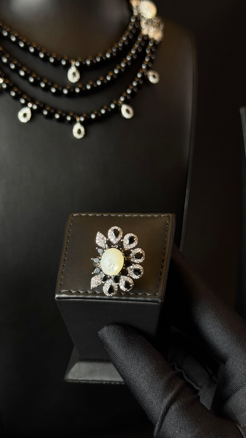 NAKHEEL | BLACK & WHITE