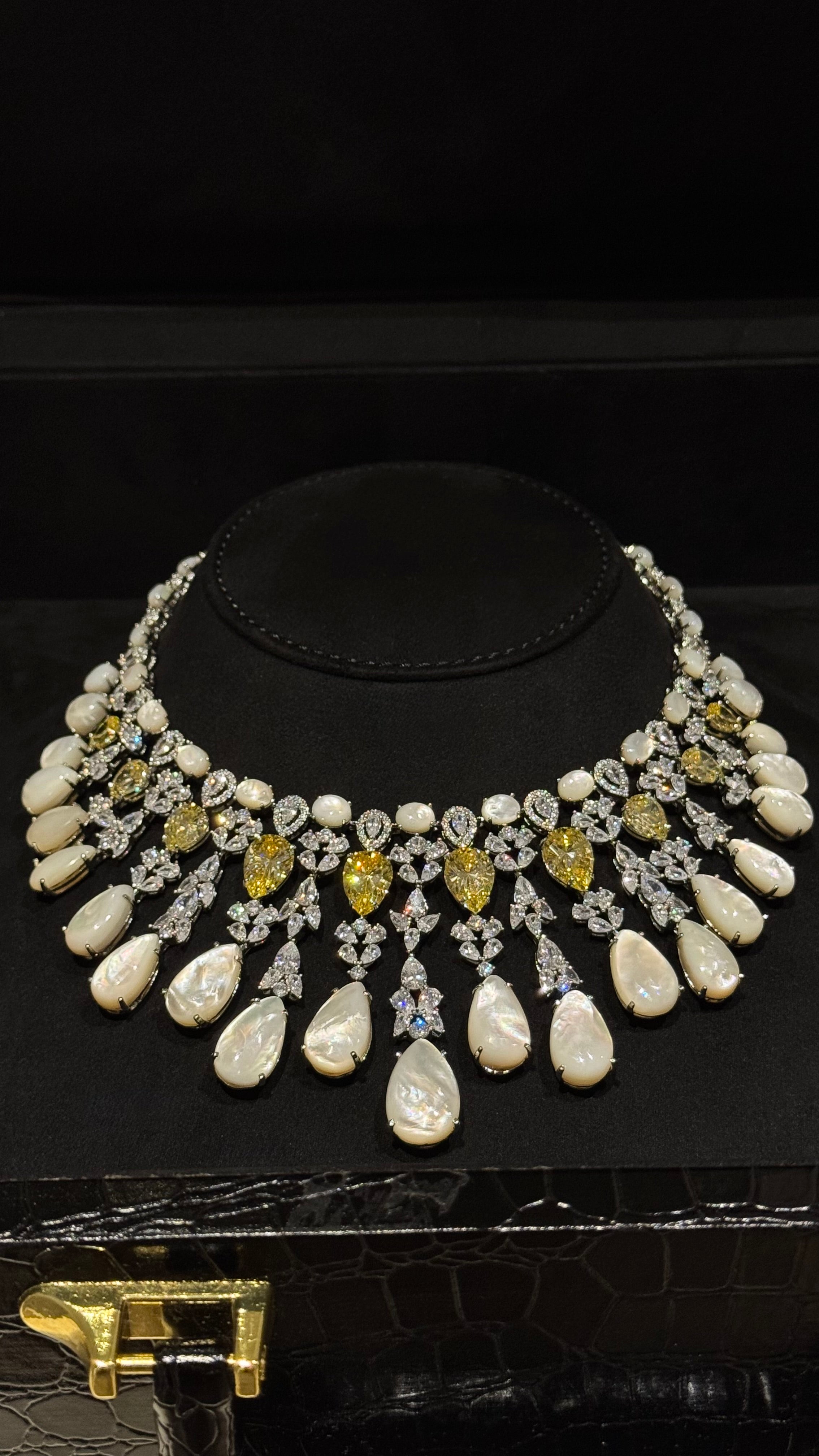 DEIRA | MO PEARL & WHITE