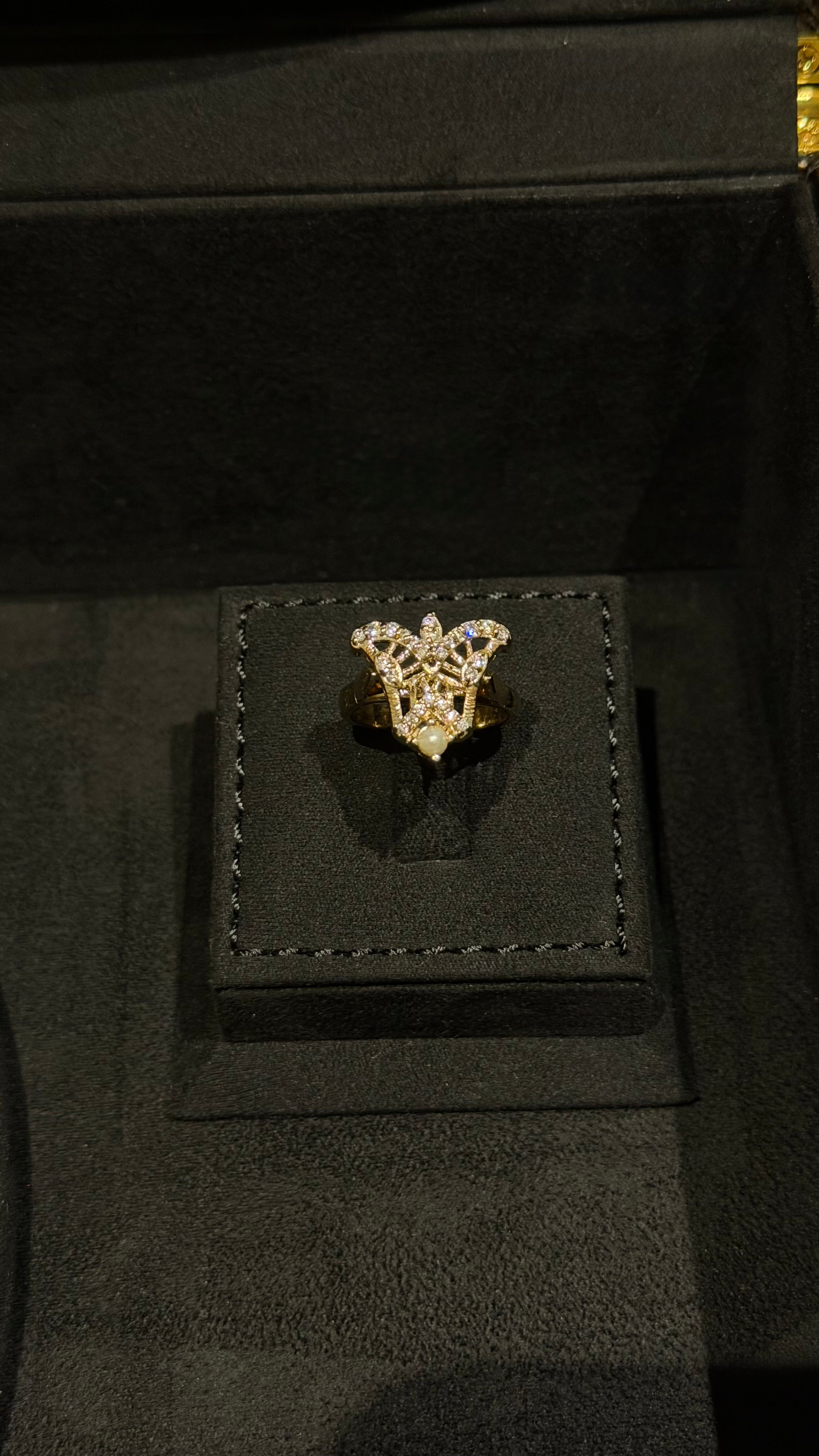 NO.053 | WHITE & PEARLS