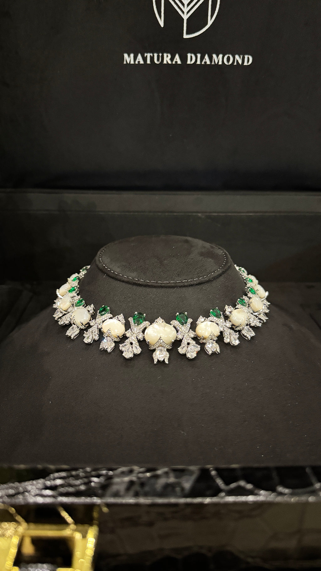 NEW J | MO PEARL & WHITE