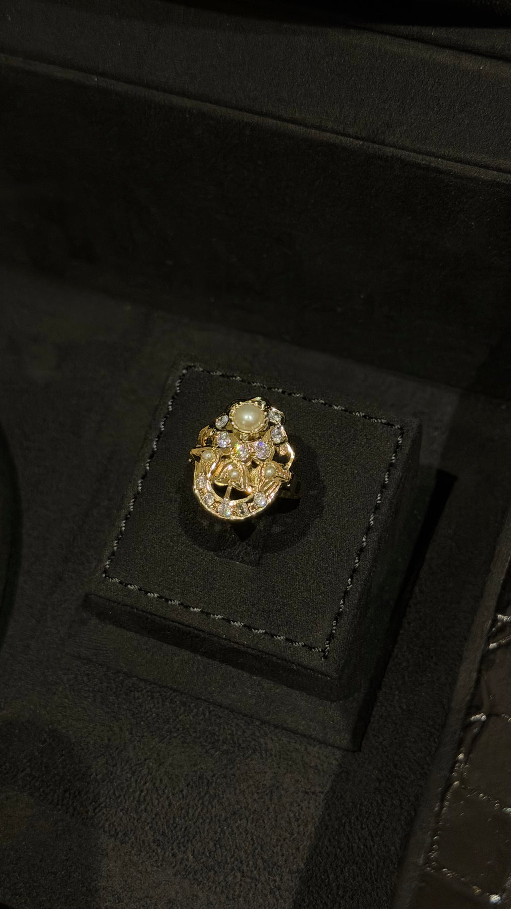 NO.052 | WHITE & PEARLS