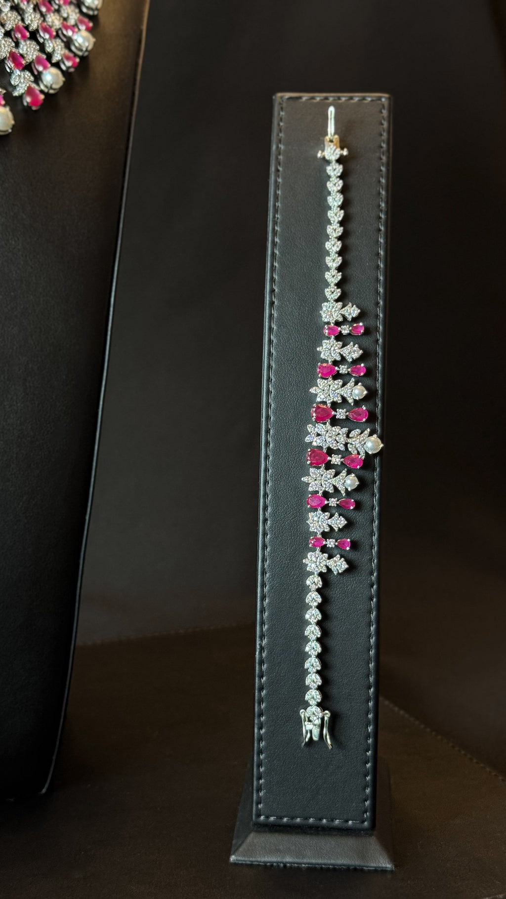 ALMARR | PEARLS & RED