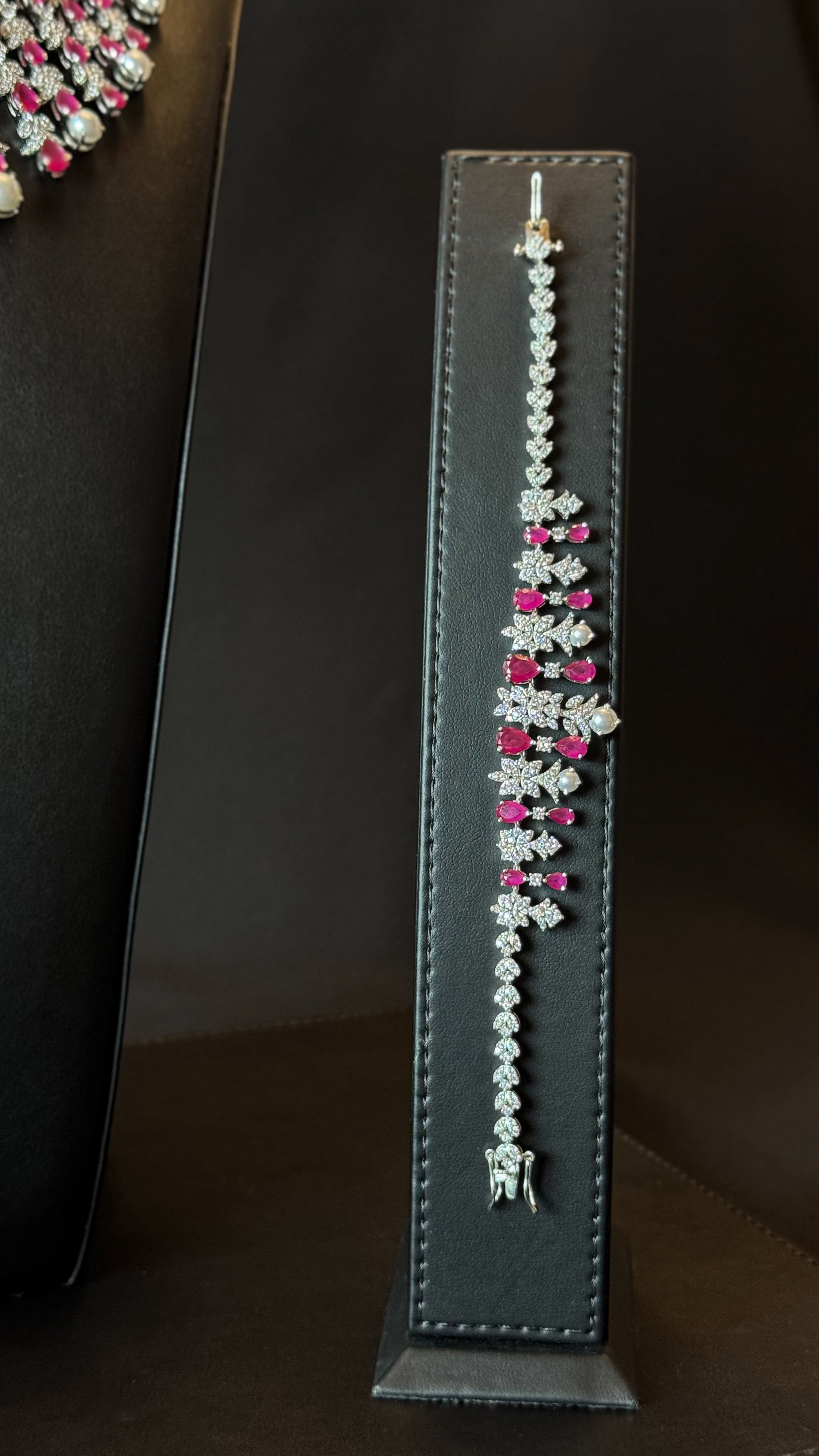 ALMARR | PEARLS & RED