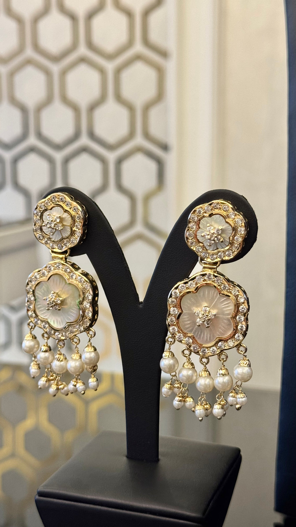 NO.032 | WHITE & FLOWERS