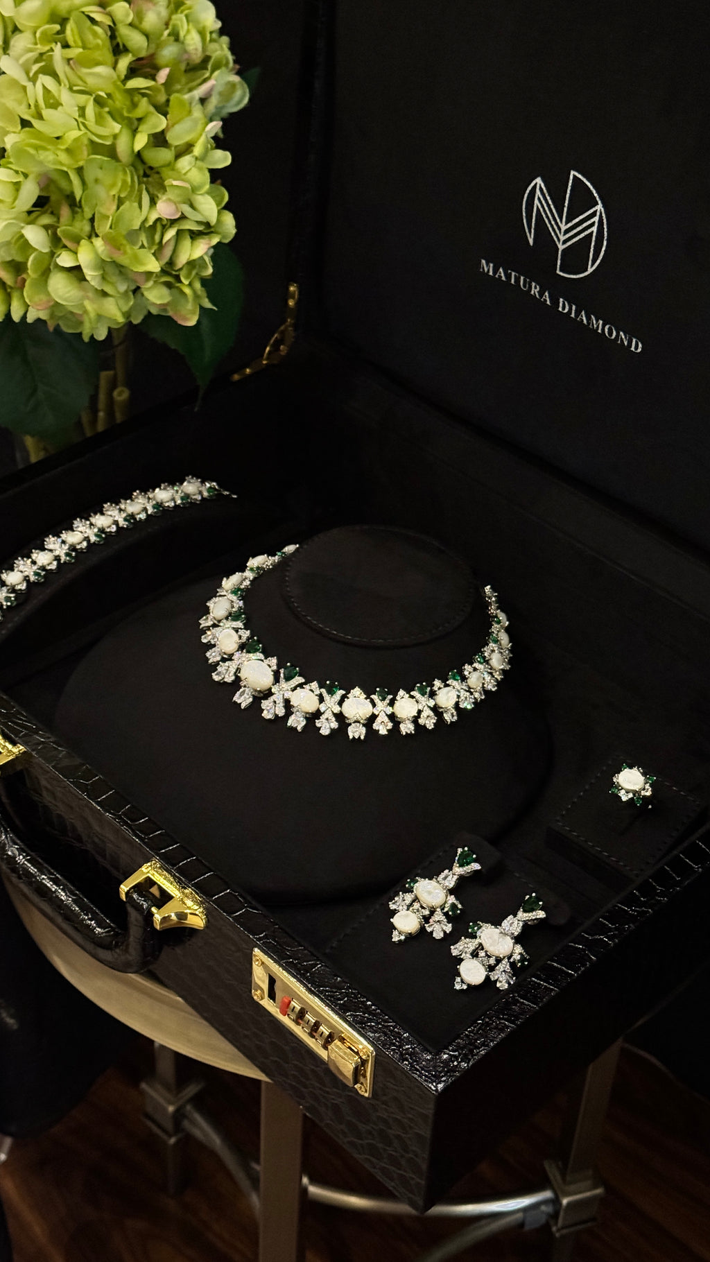 NEW J | MO PEARL & WHITE