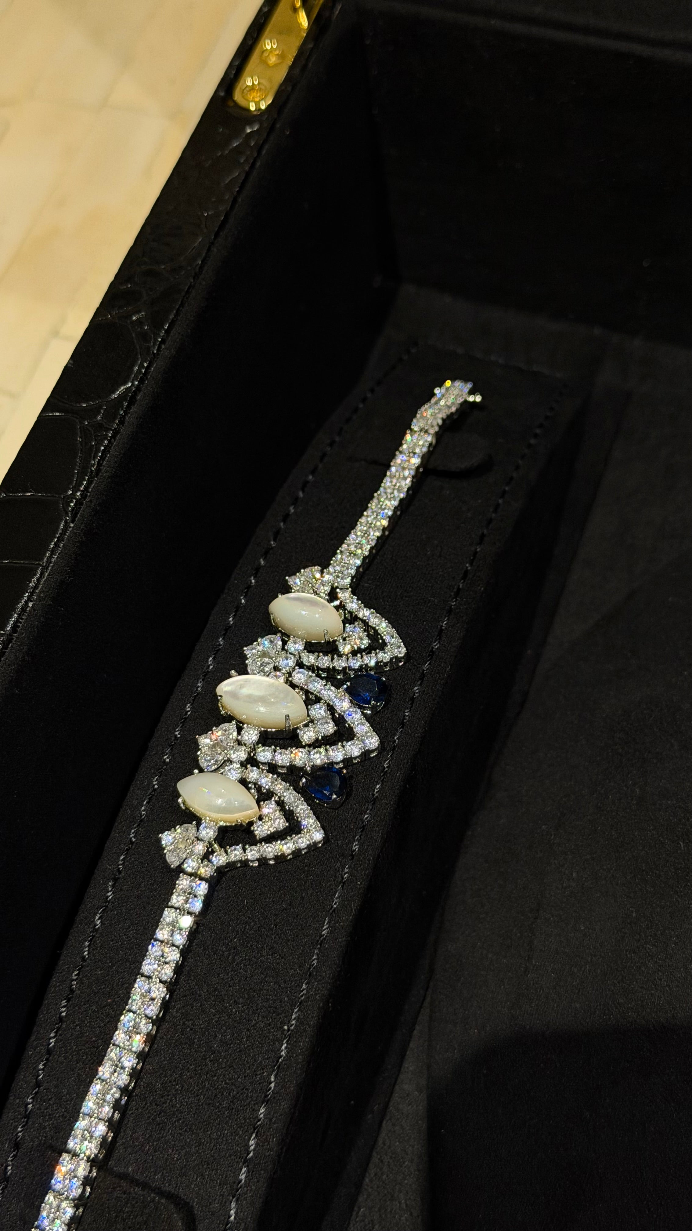 ALMAQAM | MO PEARL & WHITE