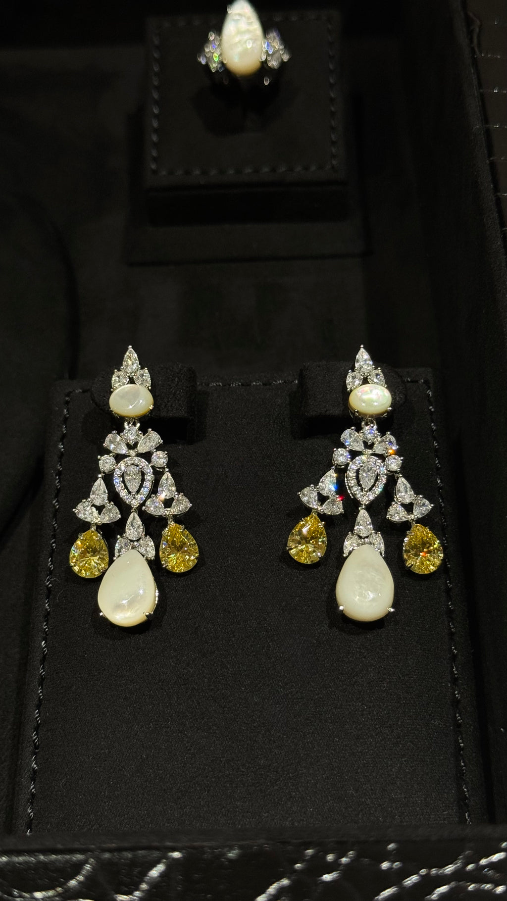 DEIRA | MO PEARL & WHITE