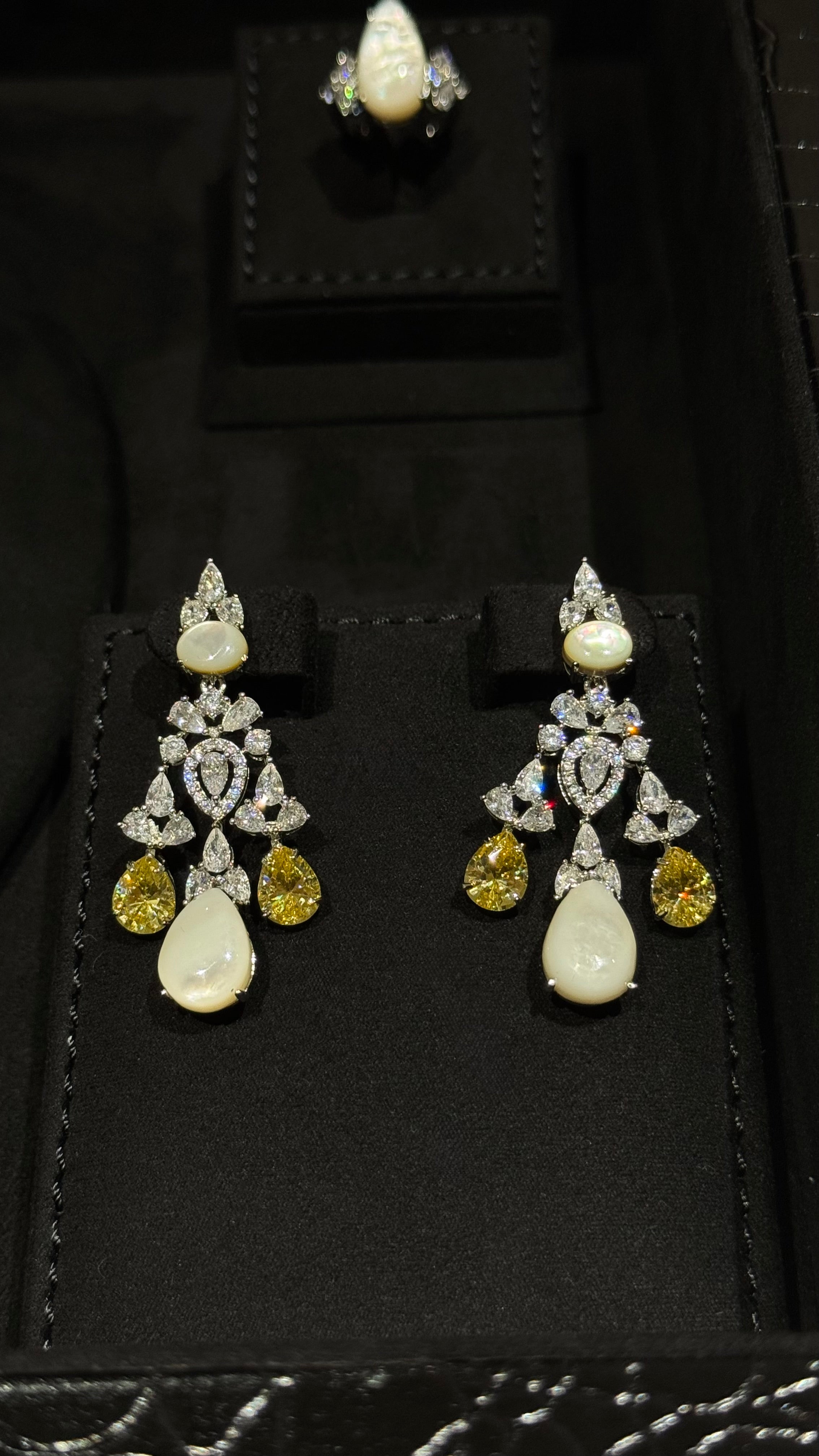 DEIRA | MO PEARL & WHITE