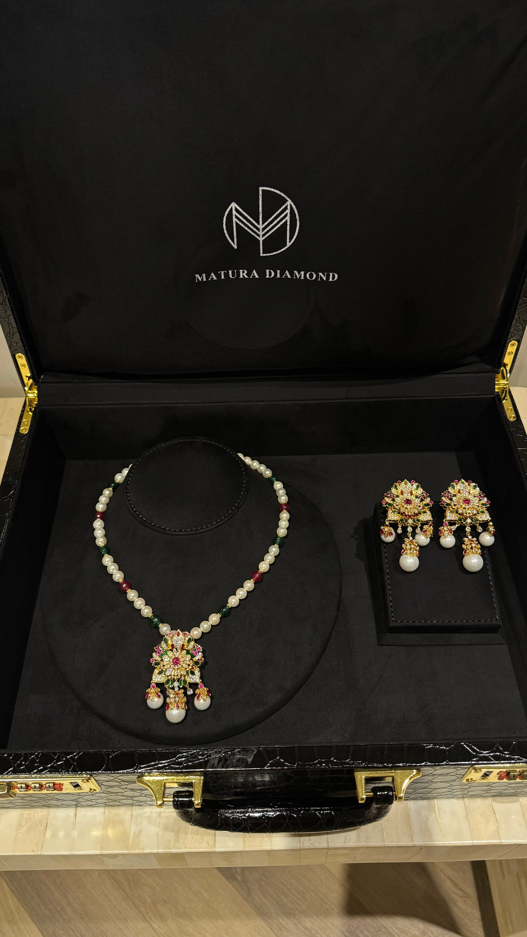 039 | SILVER & PEARLS