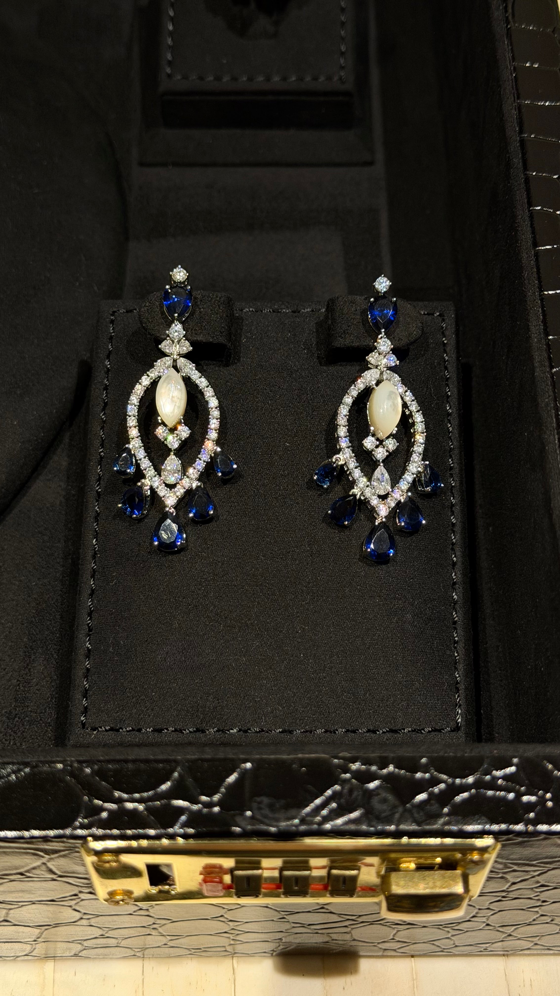 ALMAQAM | MO PEARL & WHITE
