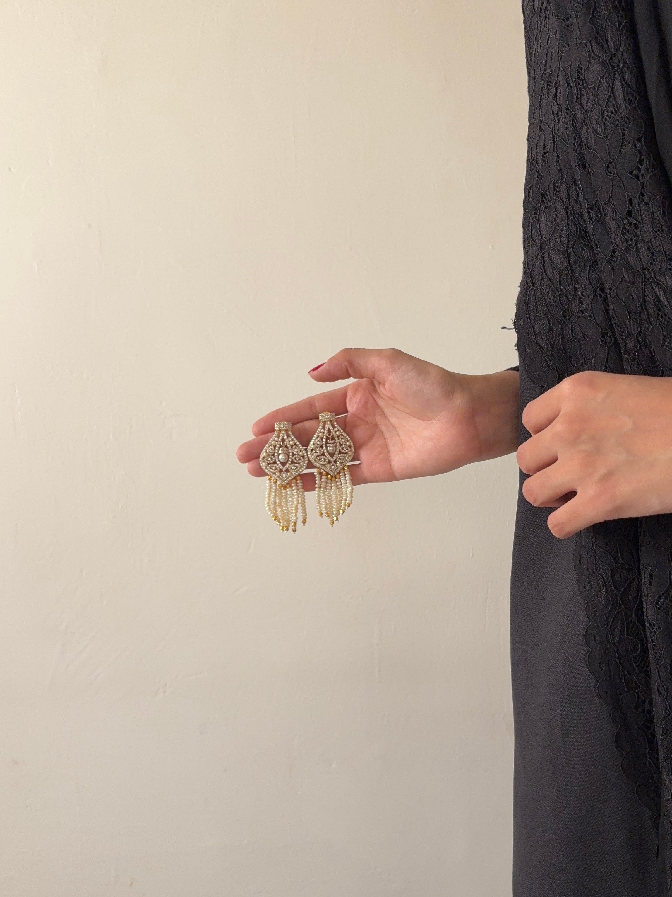 MZON | PEARLS & WHITE