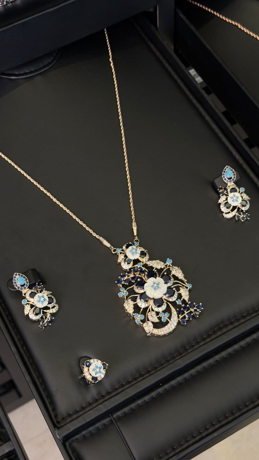 NO.041 | BLUE & GOLDEN