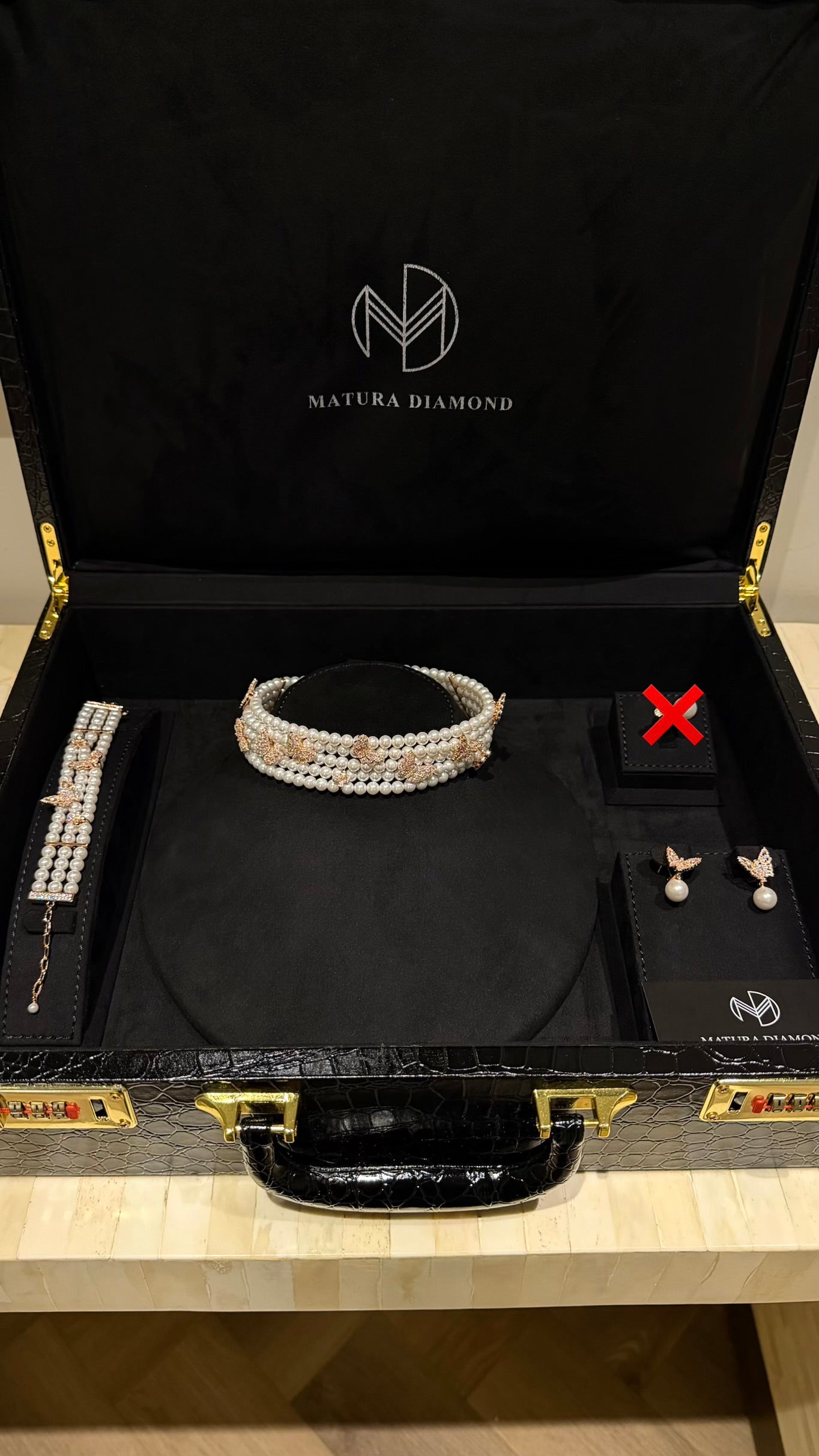 BUTTERFLY CHOKER (NO RING) | PEARLS