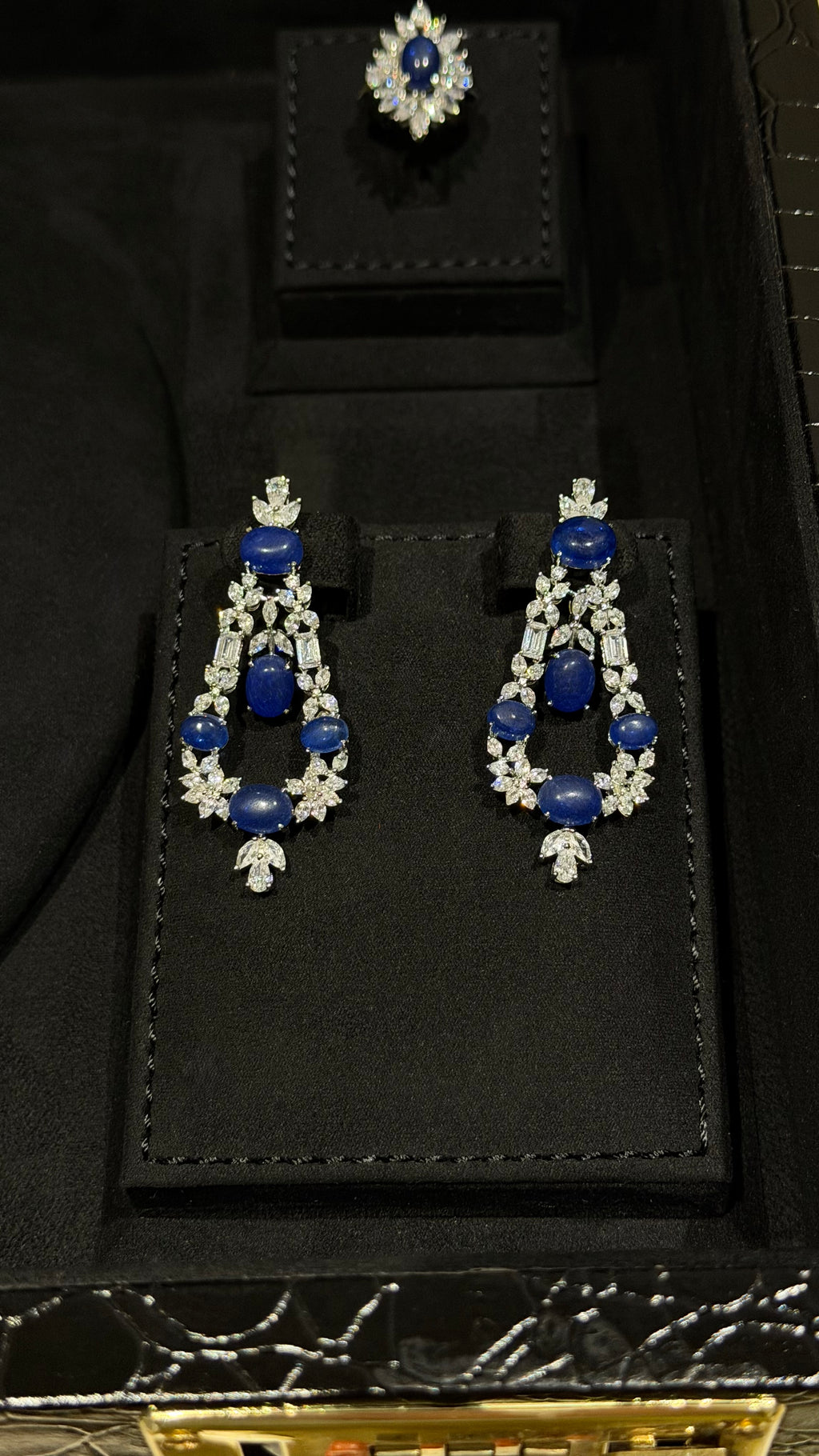 HATTA | BLUE & LINES