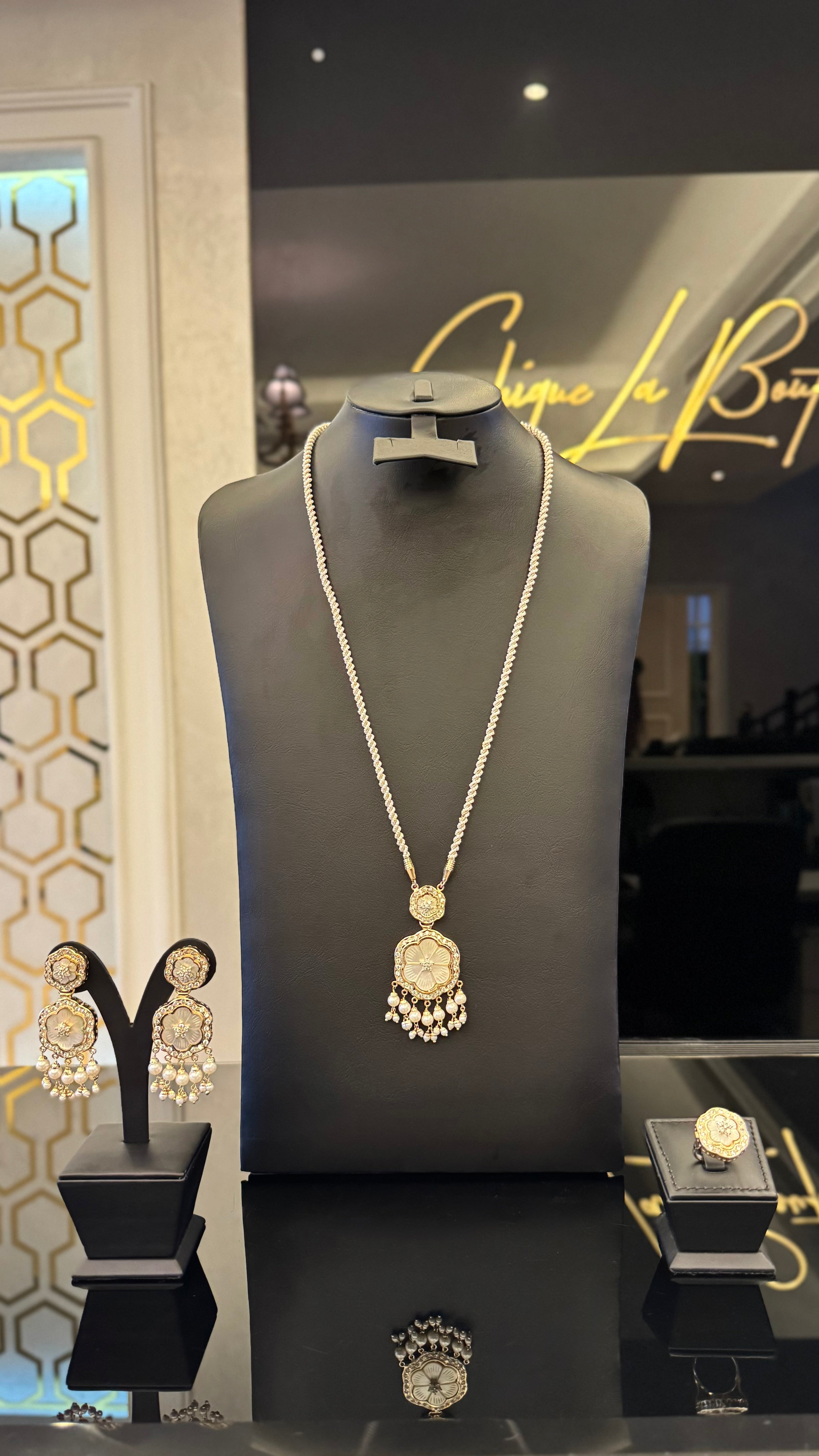 NO.032 | WHITE & FLOWERS