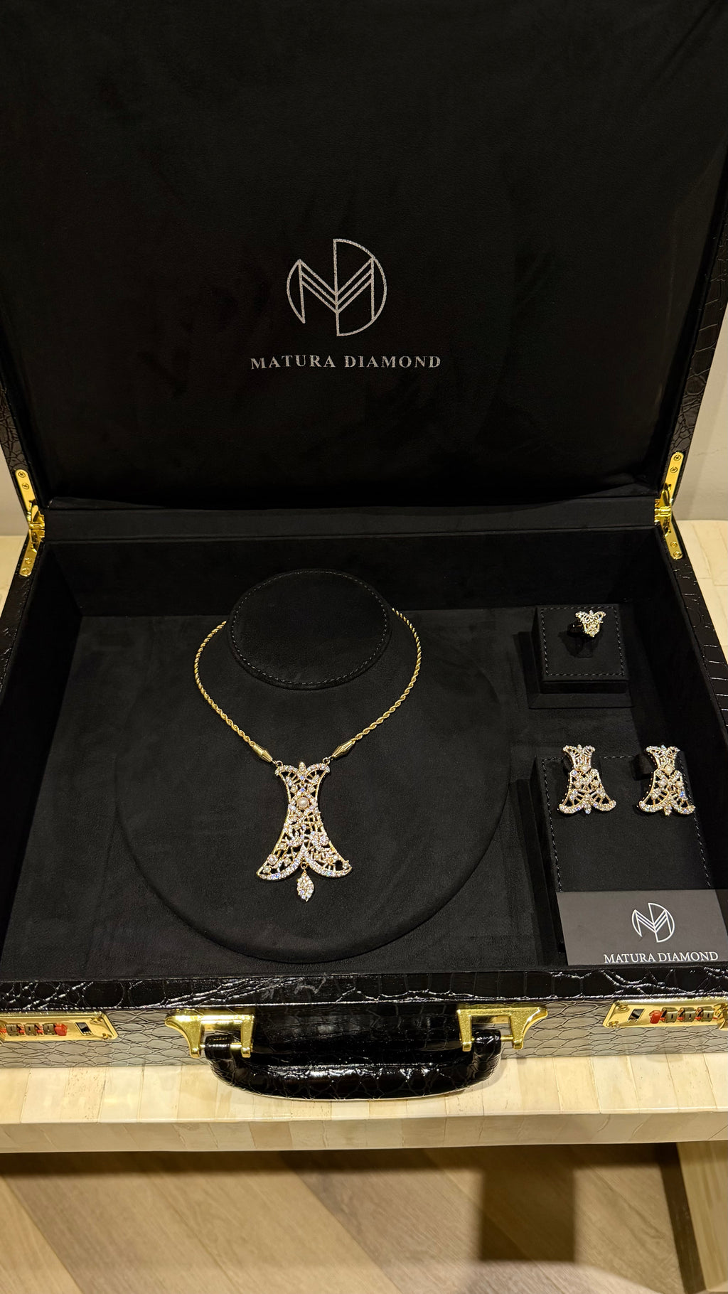 NO.053 | WHITE & PEARLS