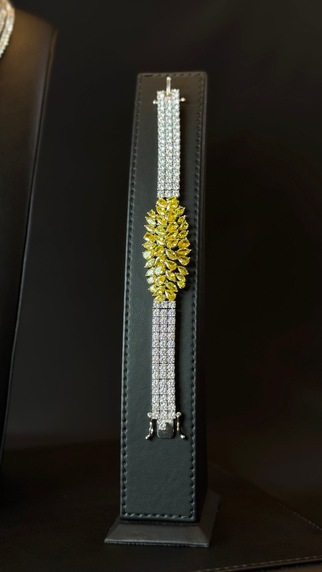 ALMIZHAR 2 | WHITE & YELLOW