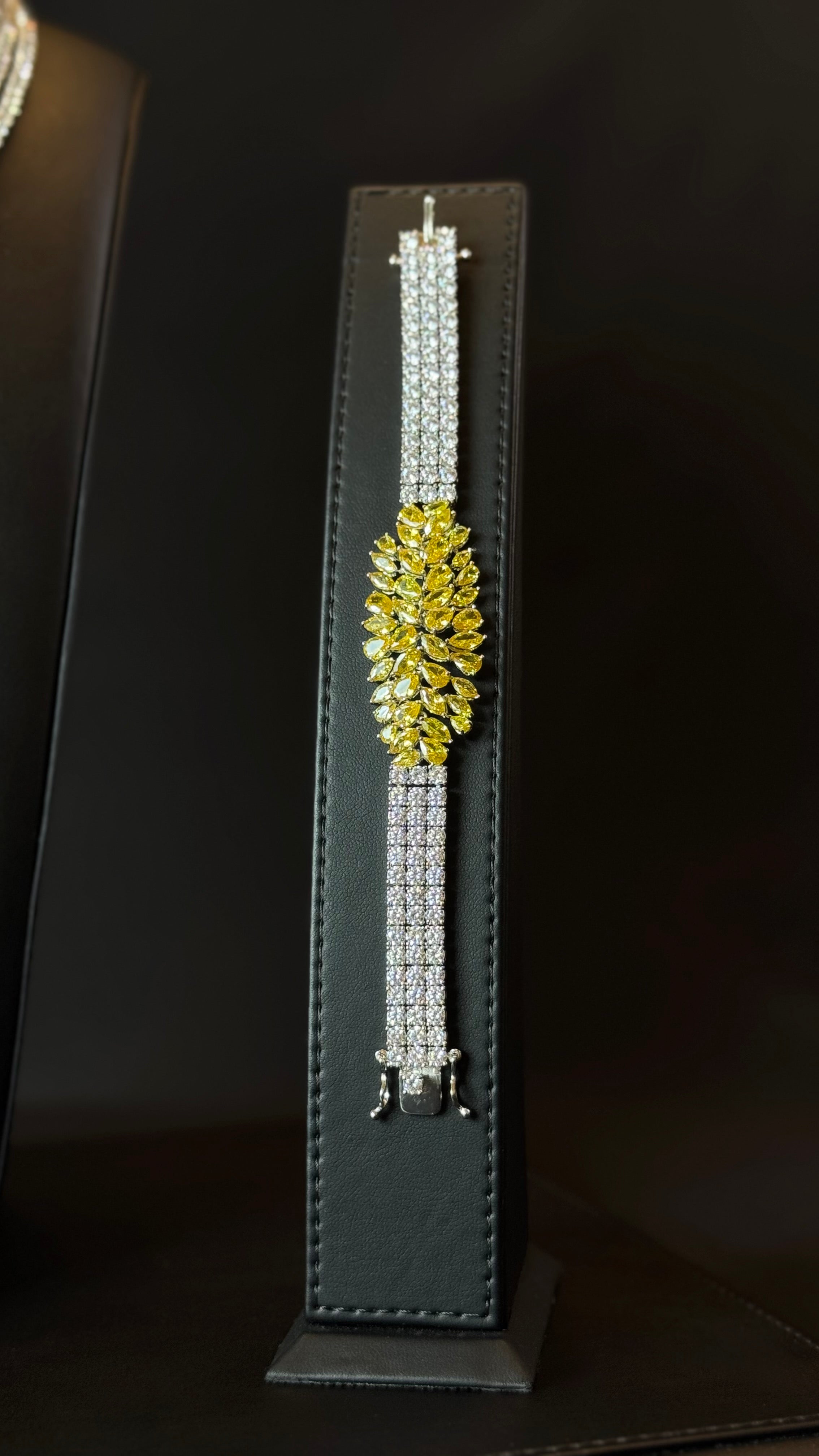 ALMIZHAR 2 | WHITE & YELLOW