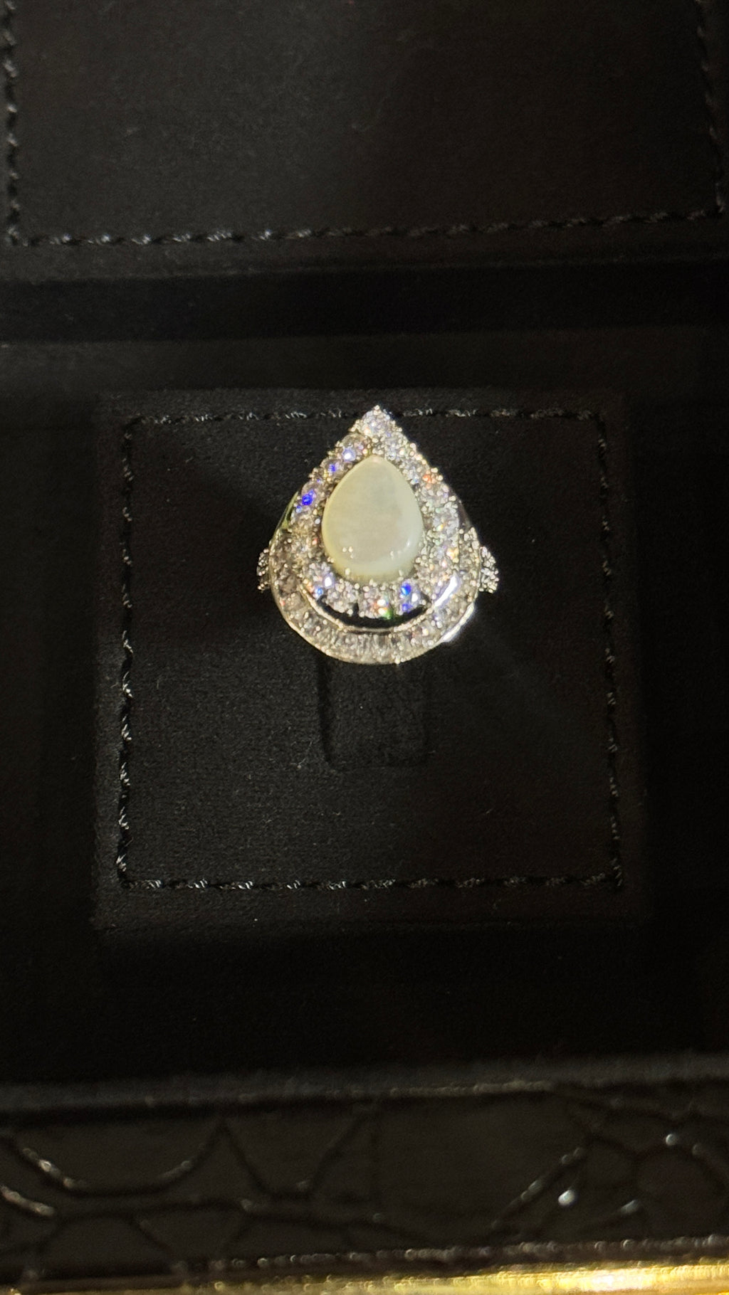 SHIAB ALASHKHAR | MO PEARL & WHITE