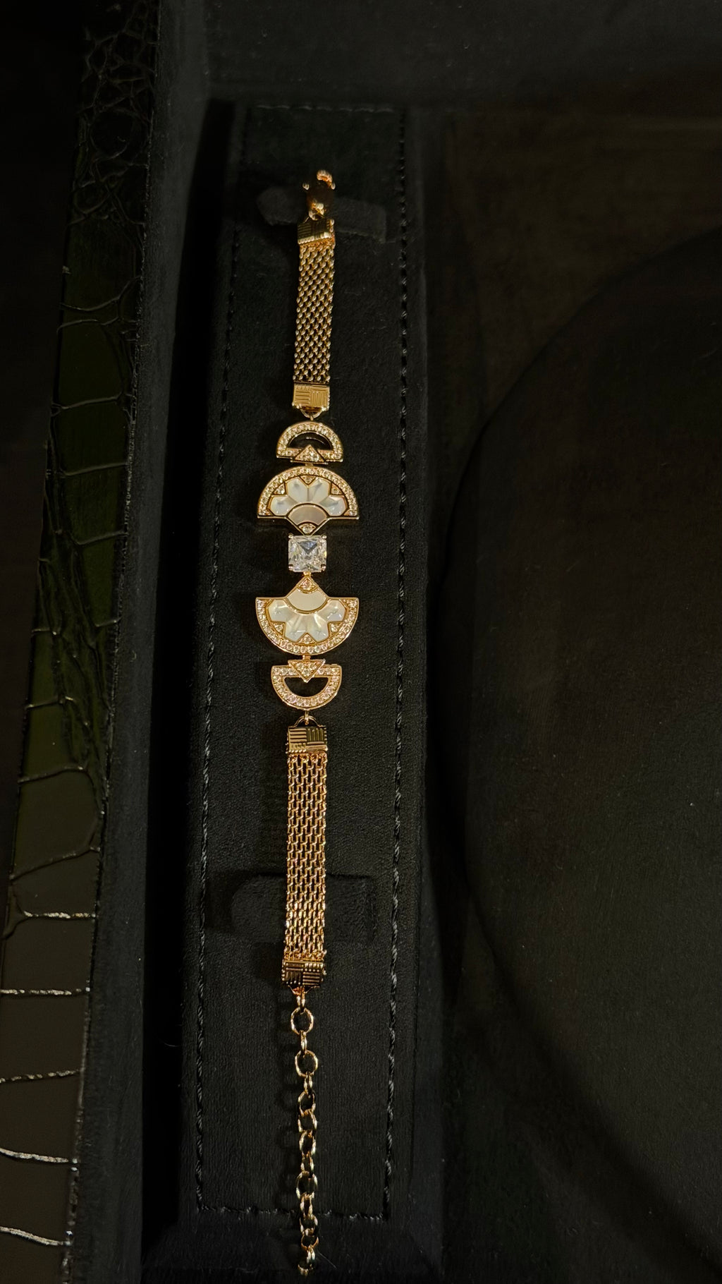 ALMUWAIJI | WHITE & R.GOLDEN